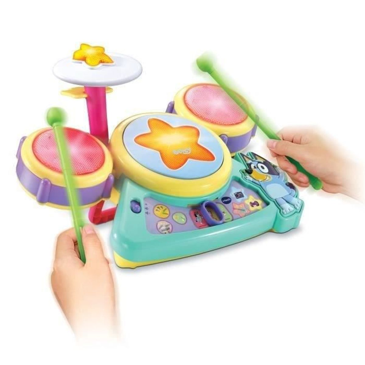 Kinderspielzeug-Schlagzeugset mit bunten Trommeln, leuchtenden Sternen und Händen, die mit grünen Stöcken spielen.