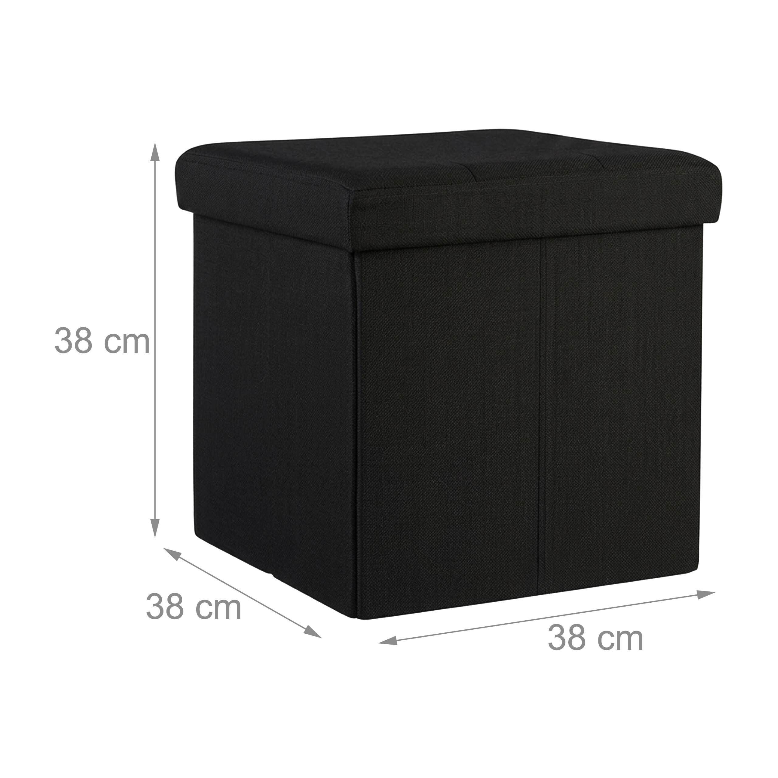 Ein schwarzer, quadratischer Stoffhocker mit Maßen von 38 mal 38 mal 38 cm auf weißem Hintergrund.