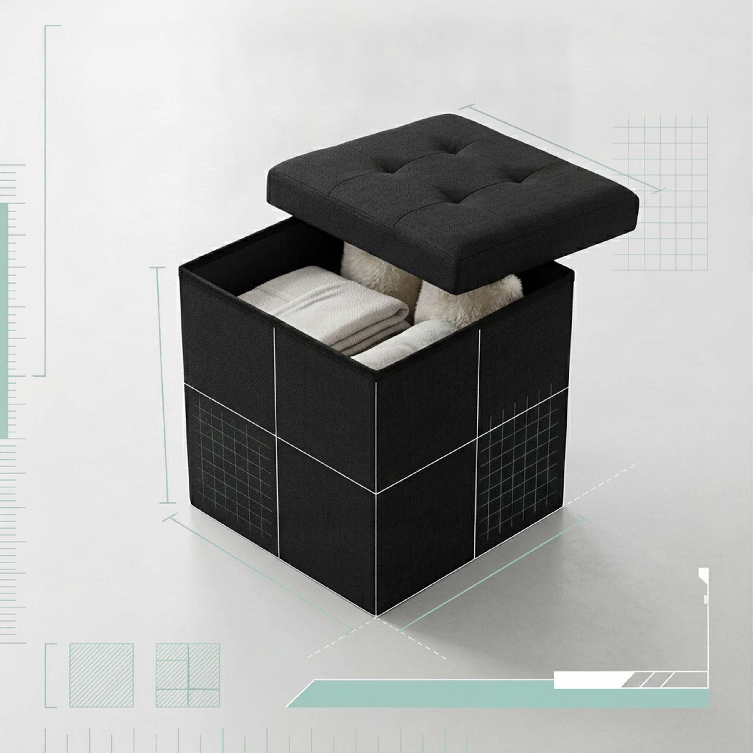 Ein schwarzer, quadratischer Hocker mit Stauraum und gefaltetem Stoff im Inneren steht vor einem hellen Hintergrund.