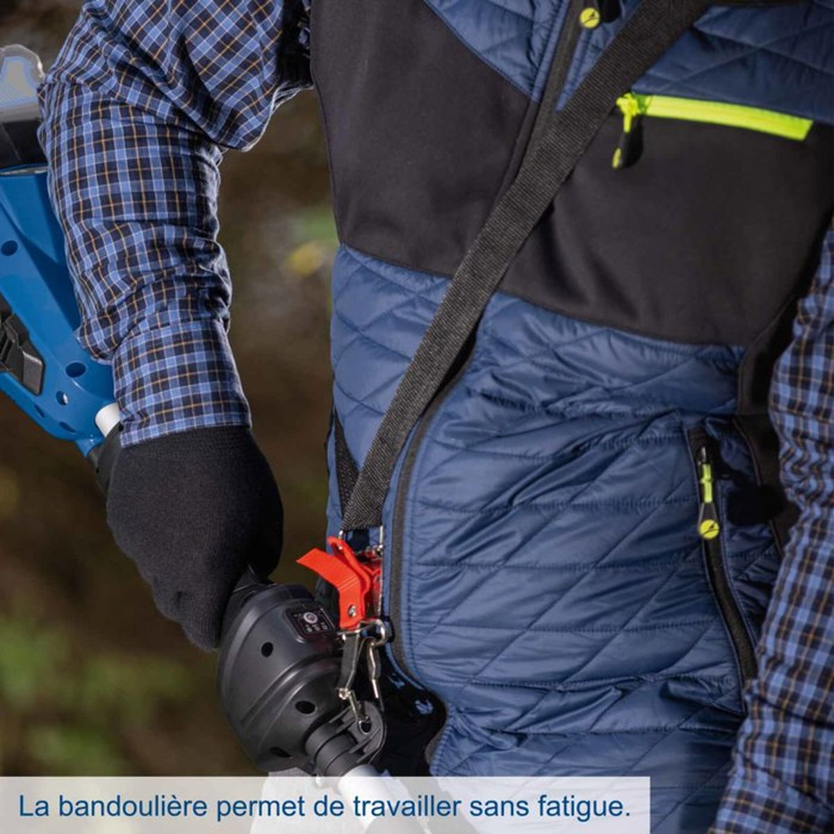 Ein Arbeiter in blauer Steppweste nutzt einen Schultergurt zum mühelosen Tragen eines Elektrowerkzeugs.