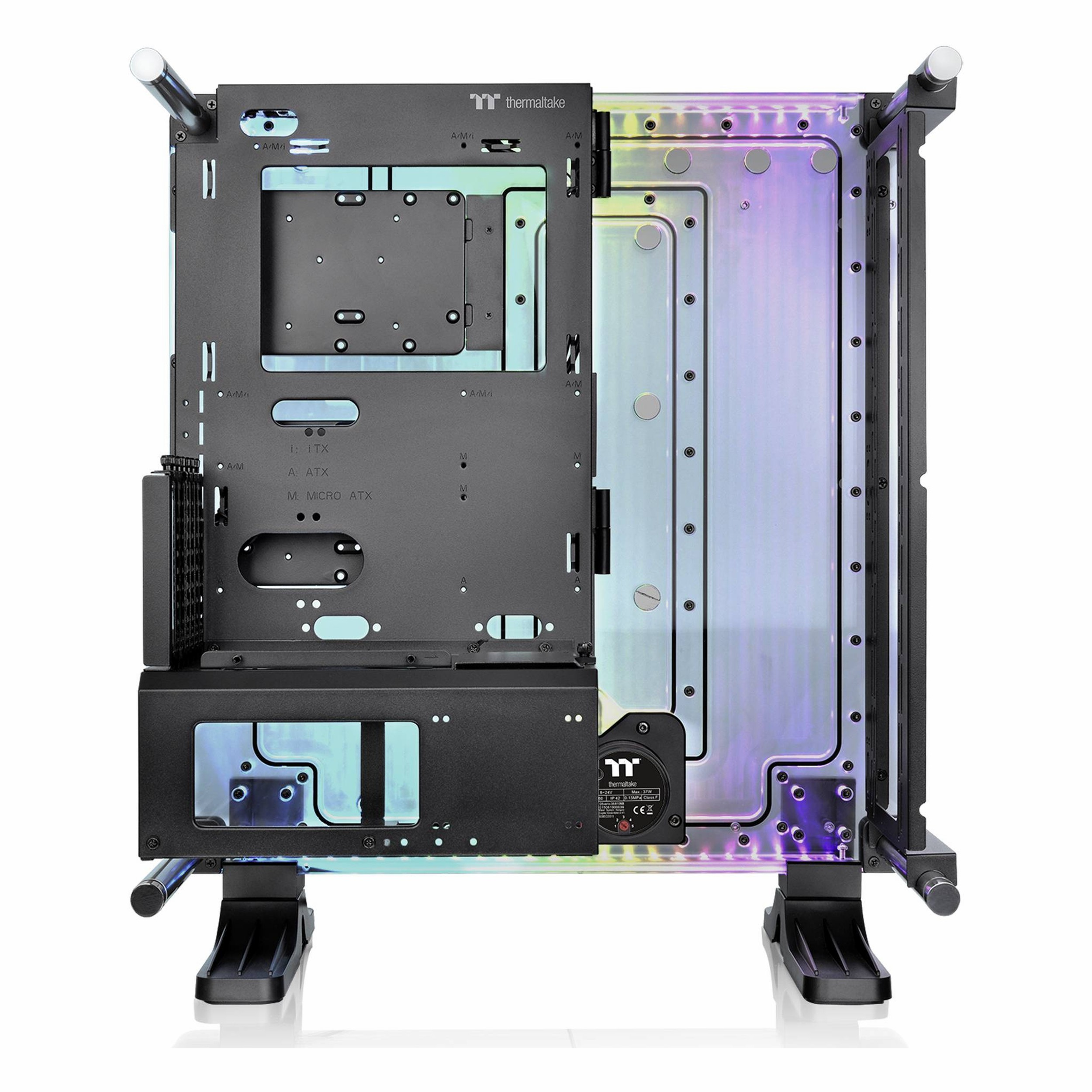Beyaz ayaklar üzerinde entegre sıvı soğutma plakasına sahip siyah bir Thermaltake PC kasası.