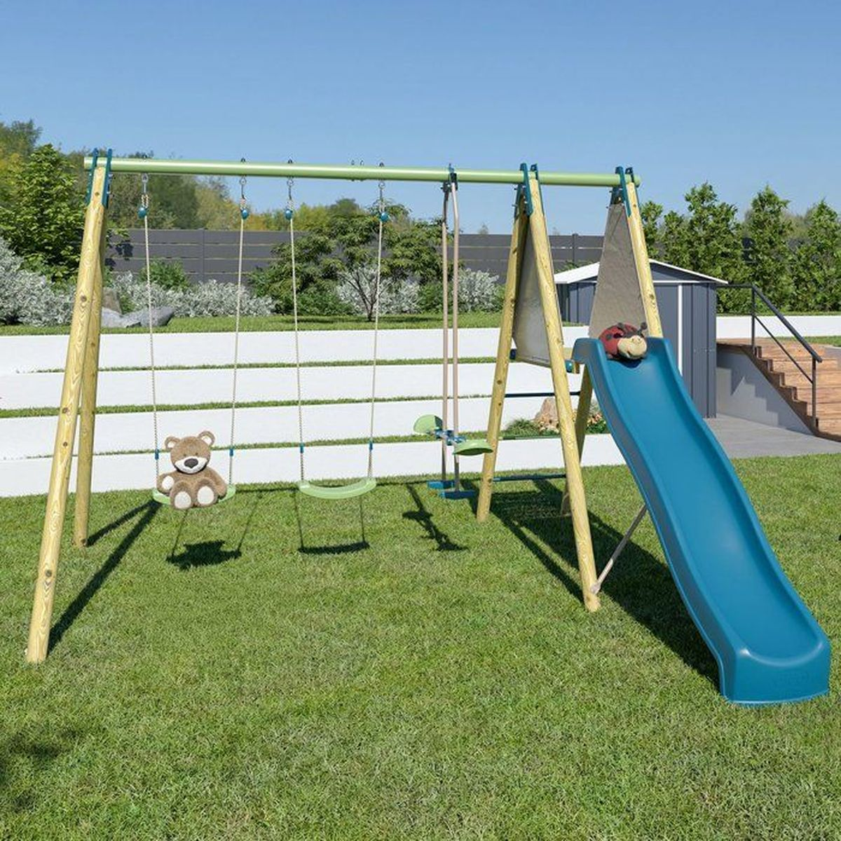 Ein Holzspielplatz mit zwei Schaukeln, einer Wippe und einer blauen Rutsche.