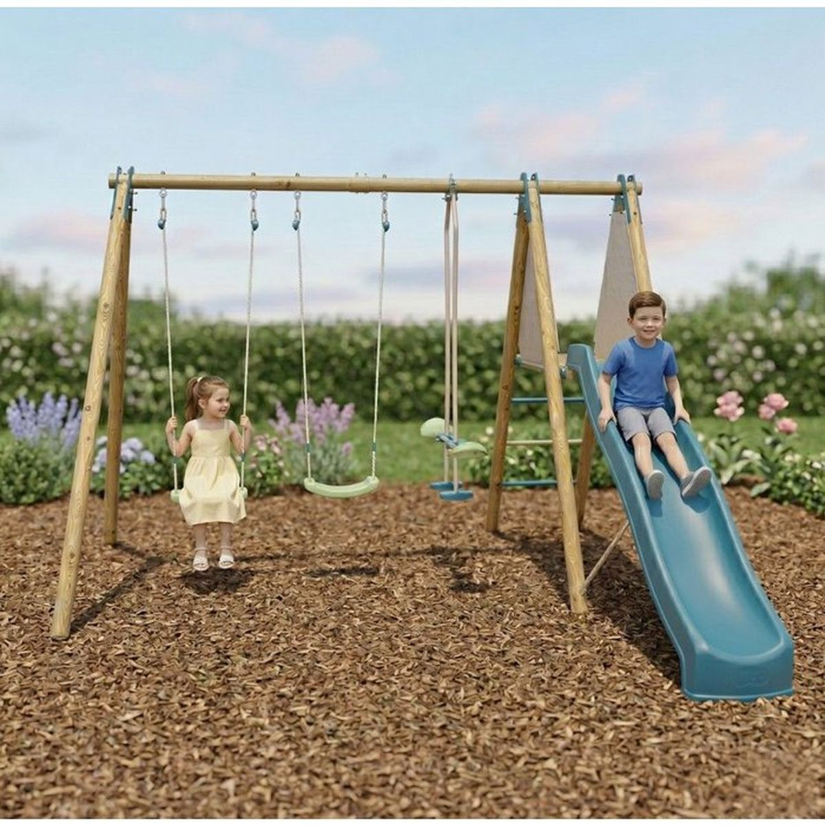 Kinder spielen auf einem Holzspielplatz mit blauer Rutsche, Schaukeln und Mulchboden im Garten.