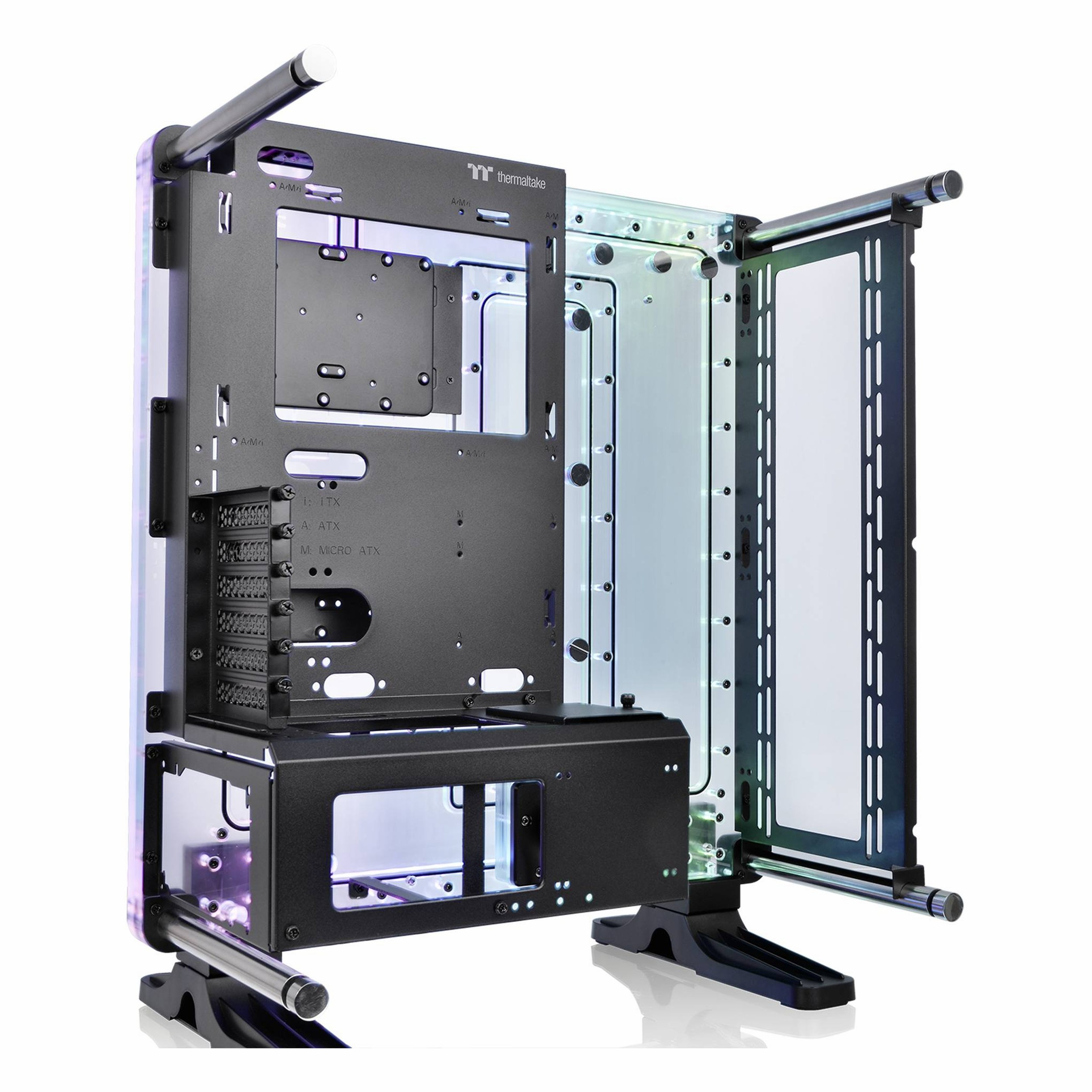 Cam panelli ve destek ayaklı açık siyah Thermaltake PC kasası.