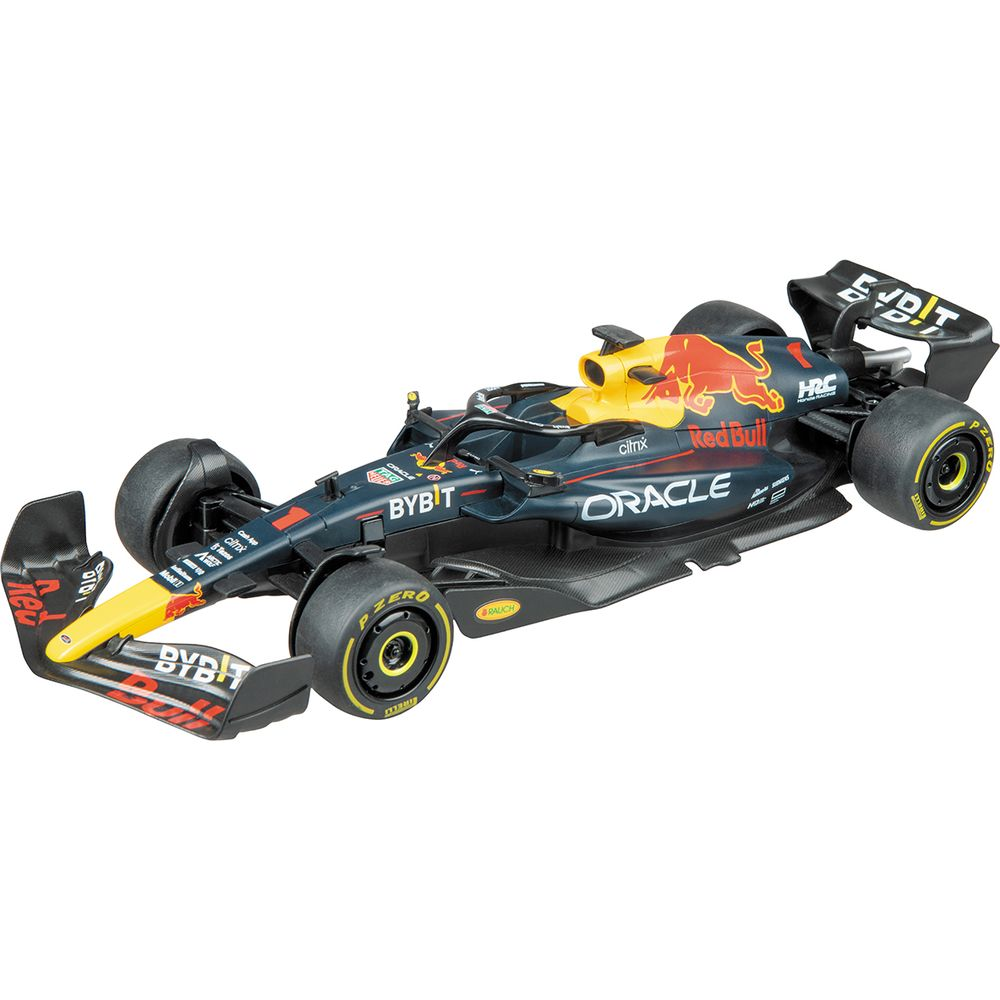 Ein detailliertes Modell eines Red Bull Formel-1-Rennwagens in dunkelblau, gelb und rot vor weißem Hintergrund.