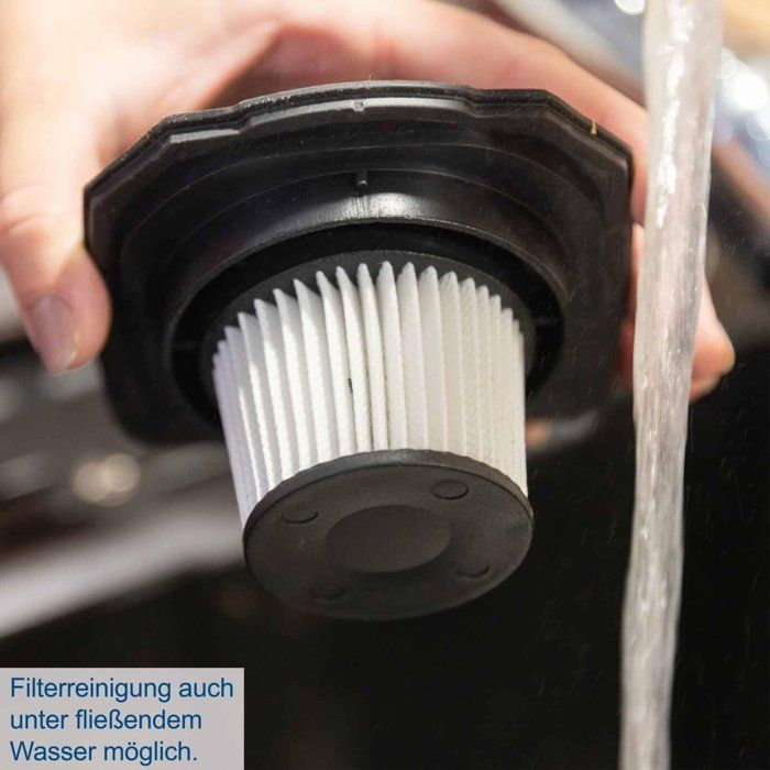 Ein Vakuumfilter wird unter fließendem Wasser gereinigt.
