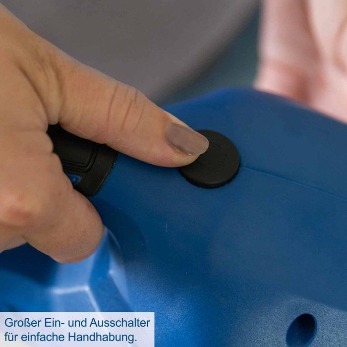 Eine Hand drückt den großen schwarzen Ein- und Ausschalter eines blauen Geräts.