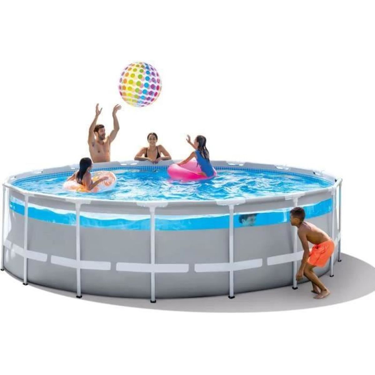 Eine Familie spielt mit einem bunten Ball und schwimmt in einem runden Aufstellpool.