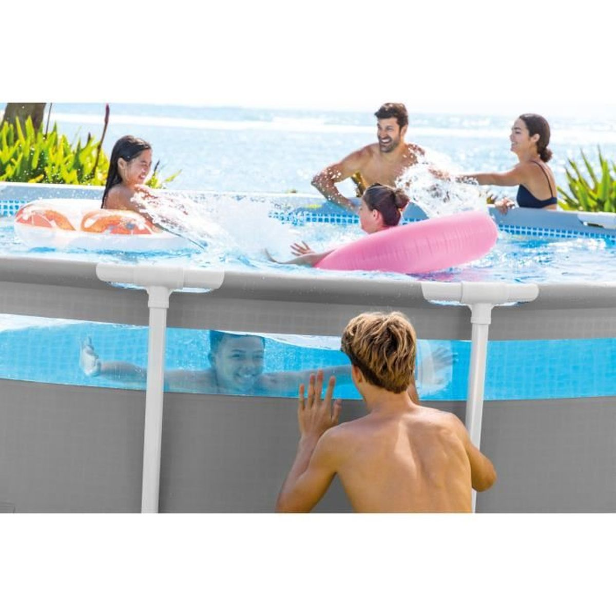 Familie und Freunde haben Spaß in einem oberirdischen Pool an einem sonnigen Tag.