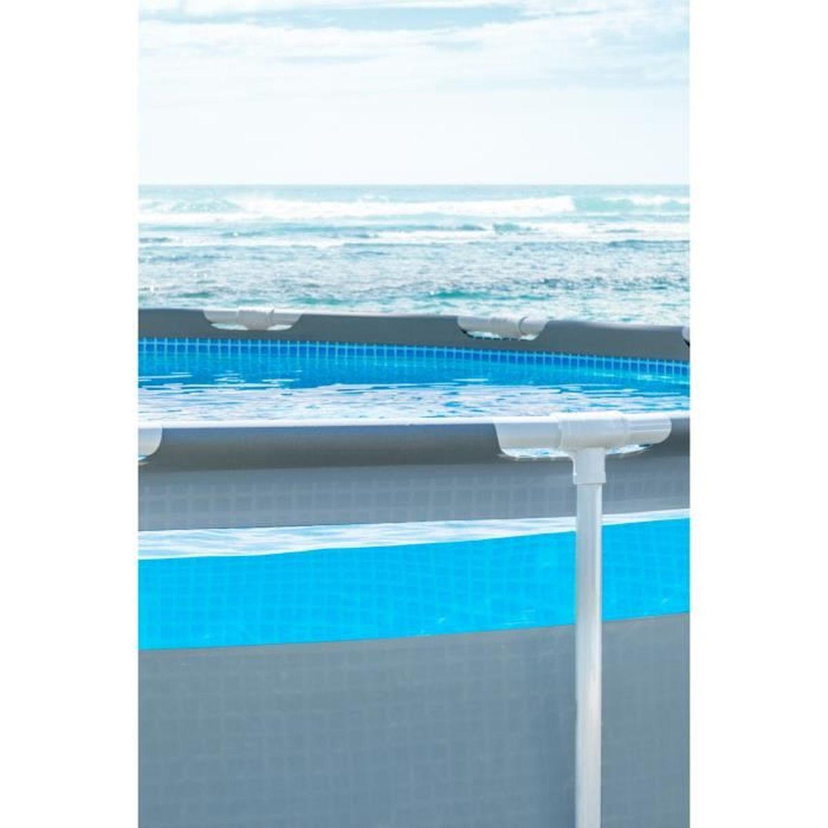 Ein runder oberirdischer Pool mit klarem blauem Wasser und Blick auf das Meer im Hintergrund.