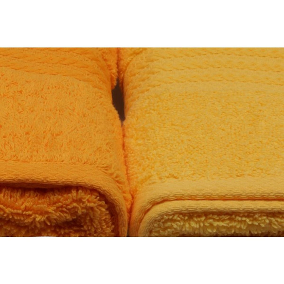 Nahaufnahme von zwei gerollten orangefarbenen Handtüchern mit weicher Textur.