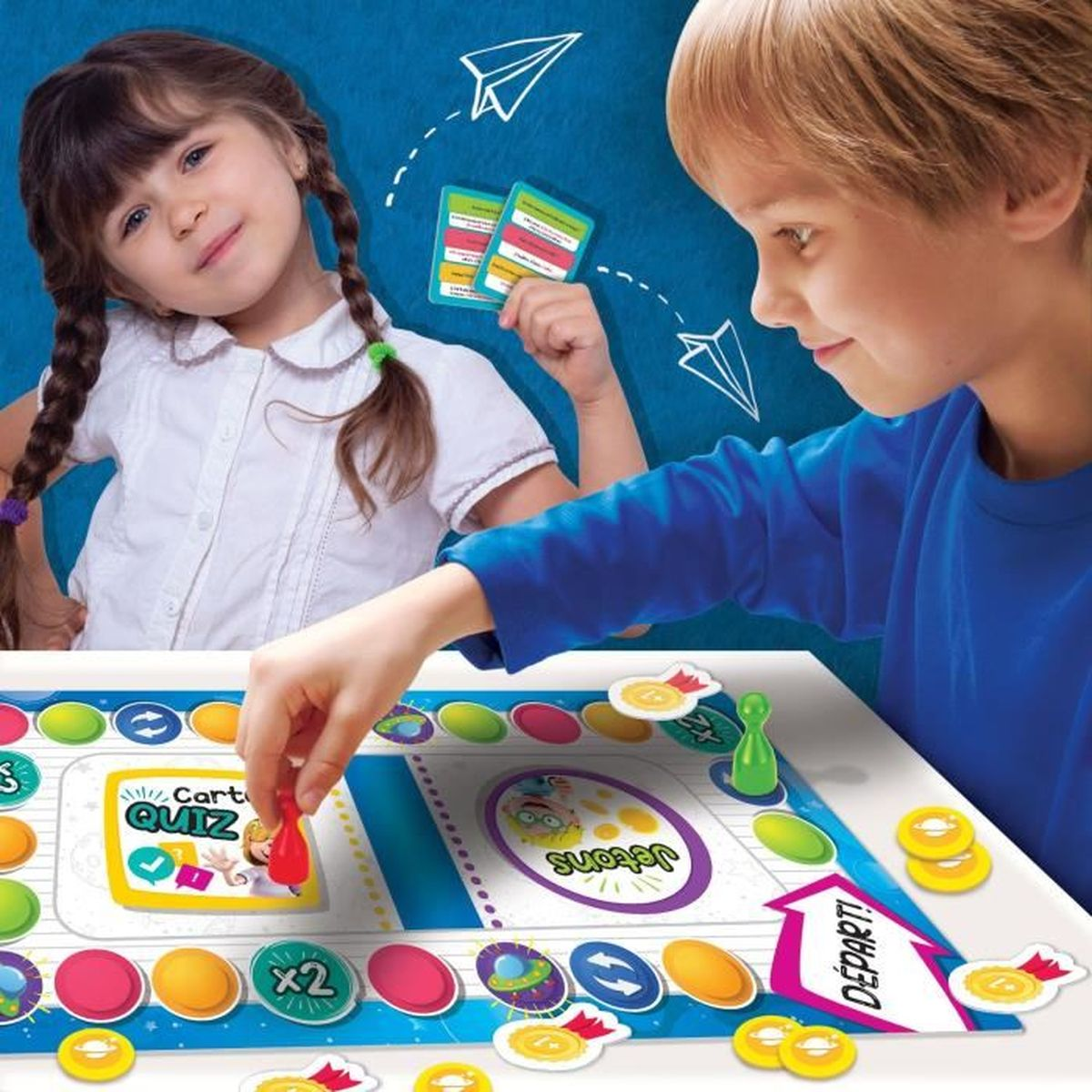 Ein Junge und ein Mädchen spielen ein buntes Brettspiel mit Spielfiguren und Karten.