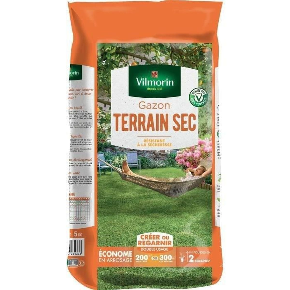 Orangefarbener Vilmorin Rasensack für trockene Böden mit Bild von Garten und Hängematte.