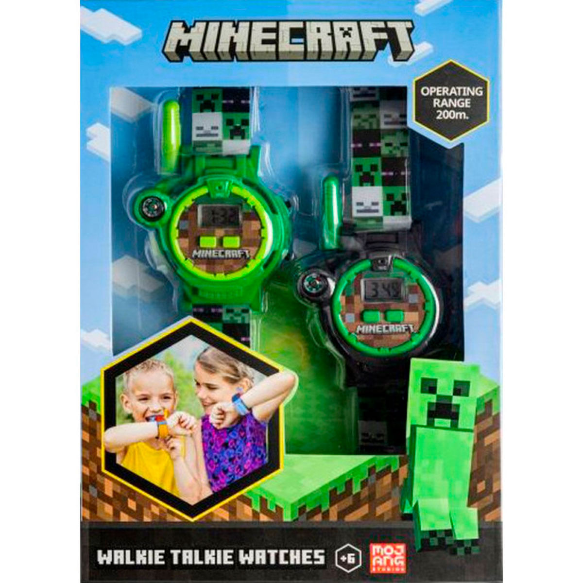 Minecraft Walkie-Talkie-Uhren im grün-schwarzen Creeper-Design in der Produktverpackung mit zwei Kindern.
