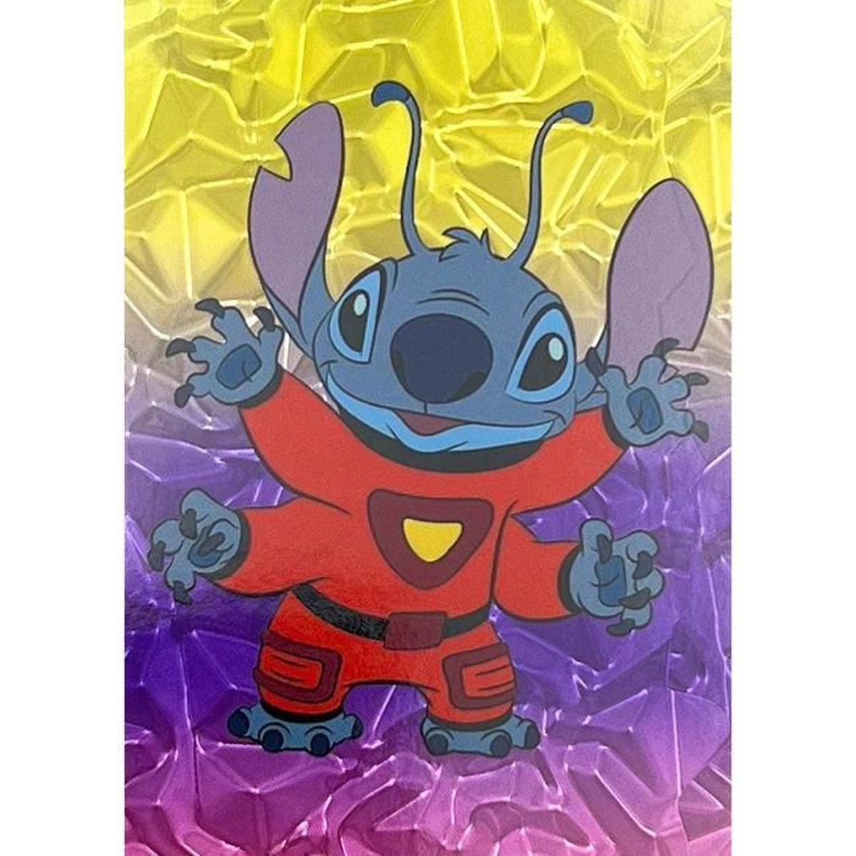 Stitch mit vier Armen im roten Raumanzug vor gelb-lila Musterhintergrund.