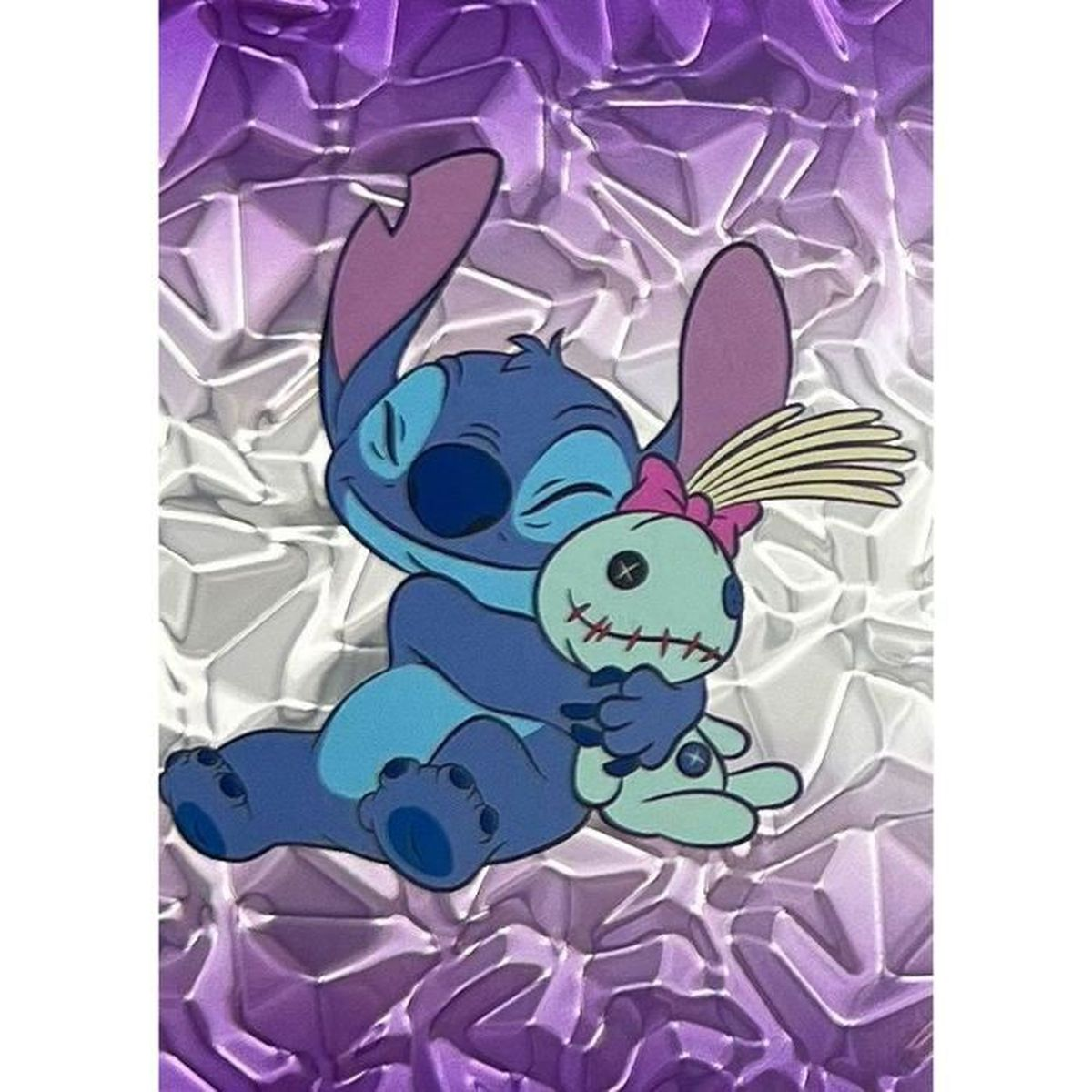 Stitch aus Lilo und Stitch umarmt seine Puppe Scrump vor einem lila-weißen Hintergrund.