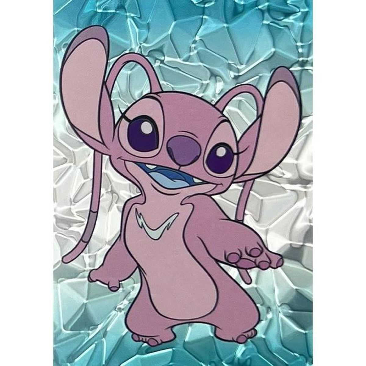 Rosa Zeichentrickfigur Angel aus Lilo & Stitch lächelt vor einem blau-weißen Kristallhintergrund.