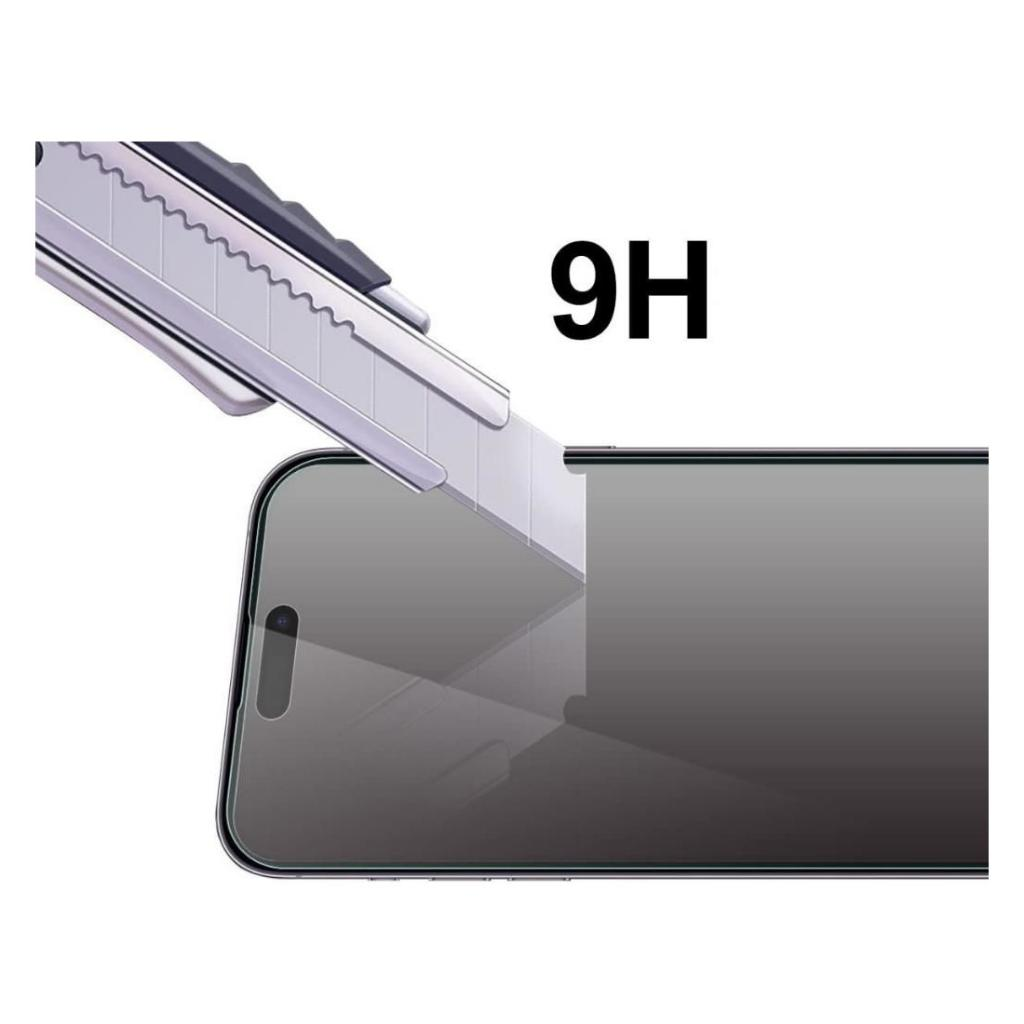 Bir maket bıçağı akıllı telefon ekran koruyucusunu çiziyor, 9H yazısı var.