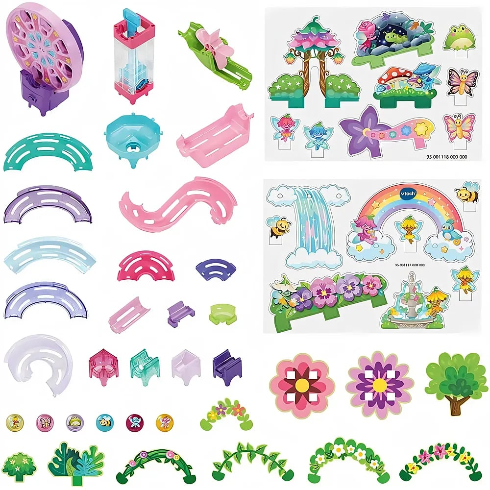 Bunte Spielzeugteile wie Schienen, Räder, Blumen und Feen-Ausschnitte für ein Spielset auf weißem Hintergrund.