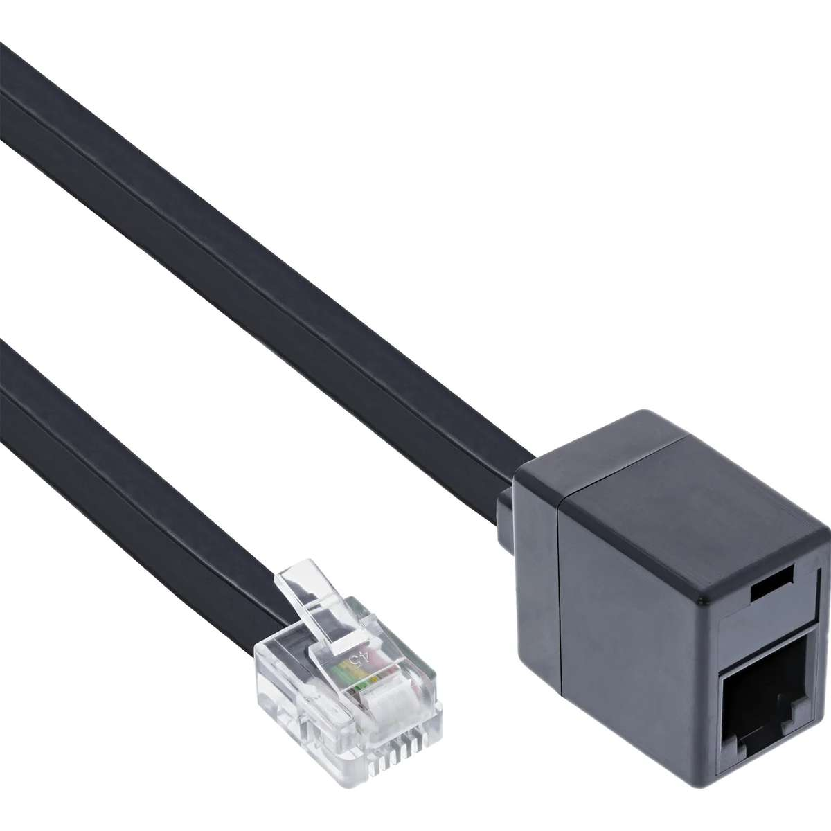 Ein flaches schwarzes Kabel mit einem RJ45-Stecker und einer RJ45-Buchse auf weißem Hintergrund.