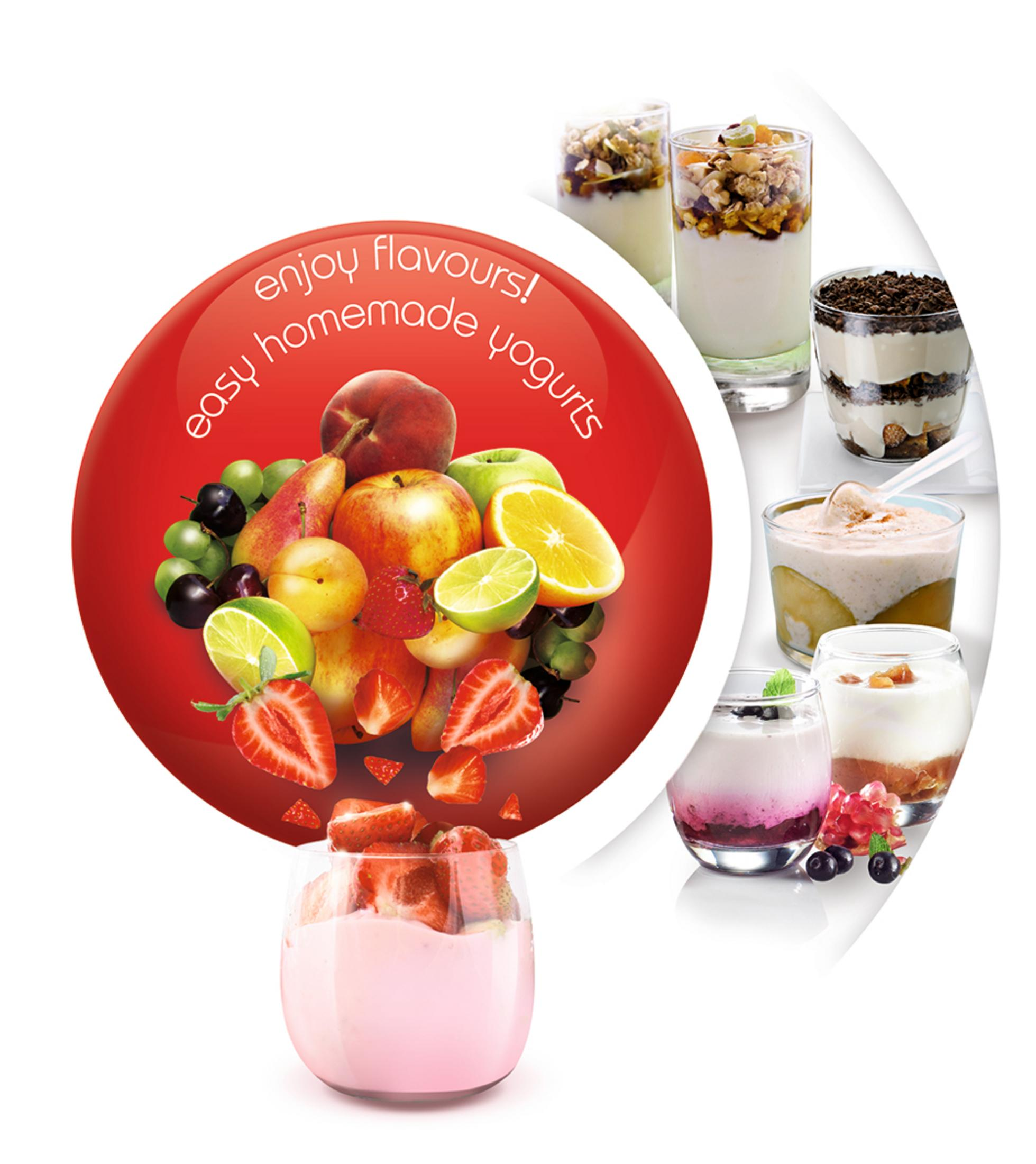 Frisches Obst und Joghurt in Gläsern auf rotem Hintergrund mit Text.