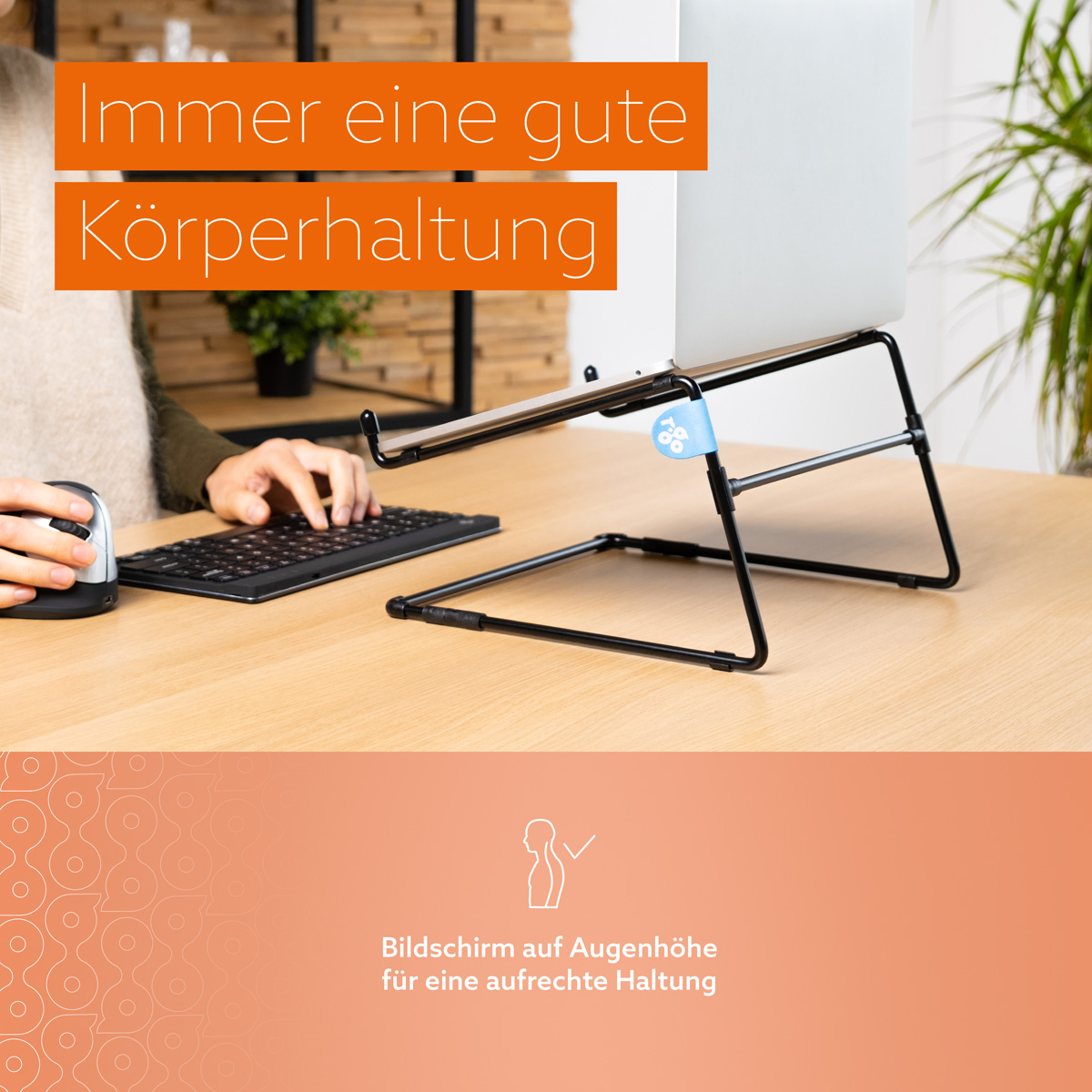 Ein Laptop auf einem Metallständer auf einem Holztisch, mit Textoverlays in deutscher Sprache.