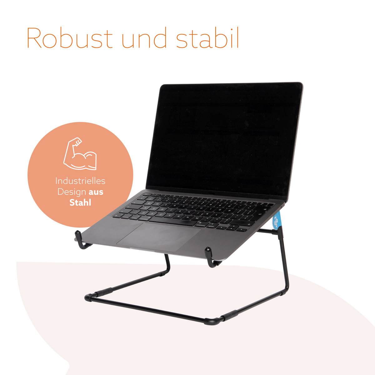 Ein Laptop auf einem stabilen schwarzen Metallständer vor weißem Hintergrund.