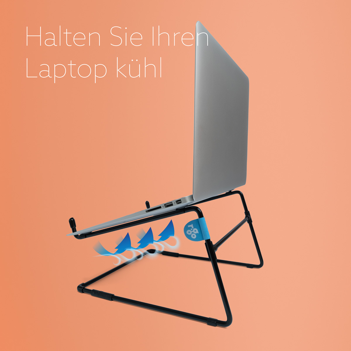 Ein silberner Laptop steht auf einem schwarzen Ständer vor orangefarbenem Hintergrund mit Text.