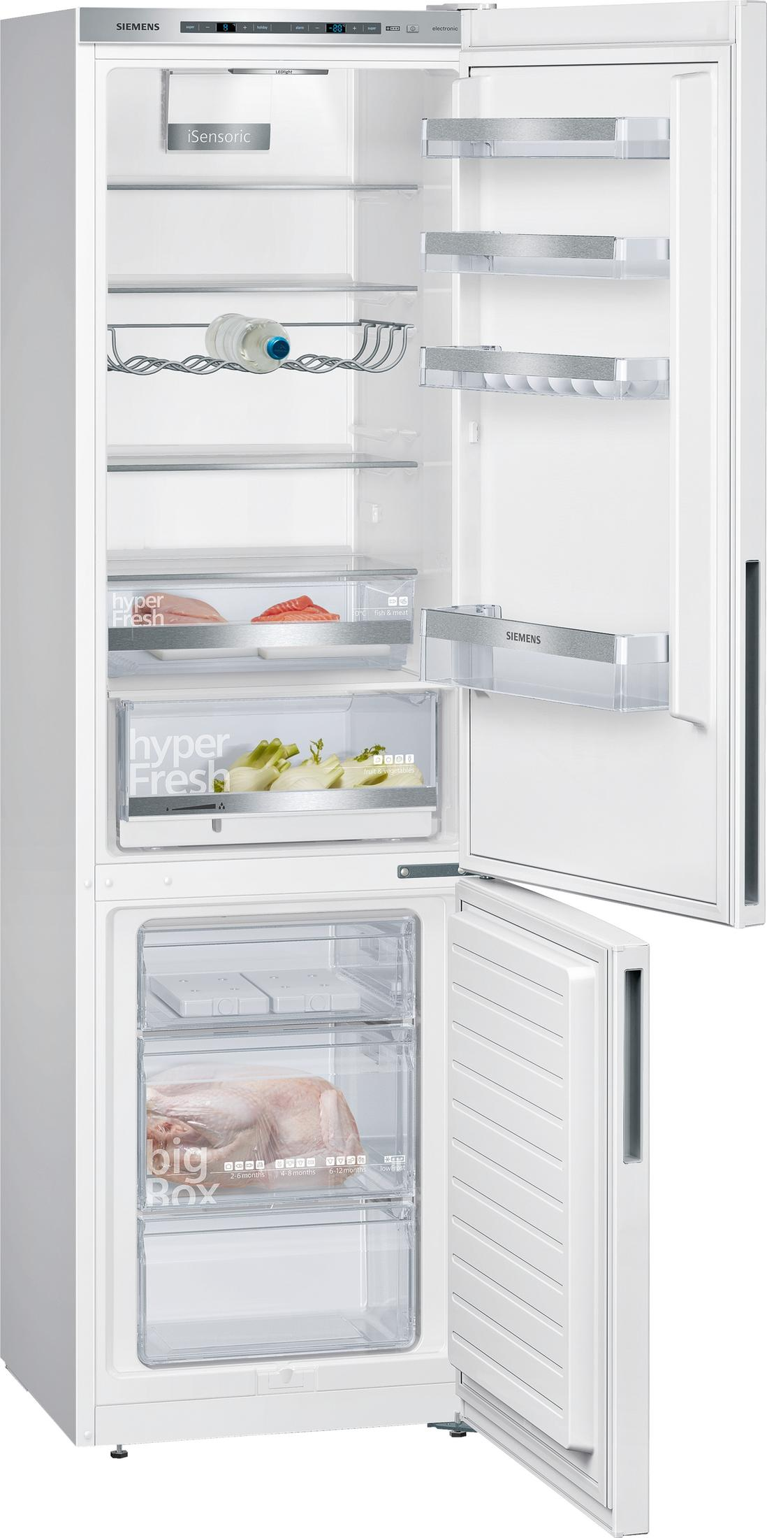 Ein weißer Siemens Kühlschrank mit geöffneten Türen, der mit Fächern und Gemüse-sowie Gefrierfächern ausgestattet ist.
