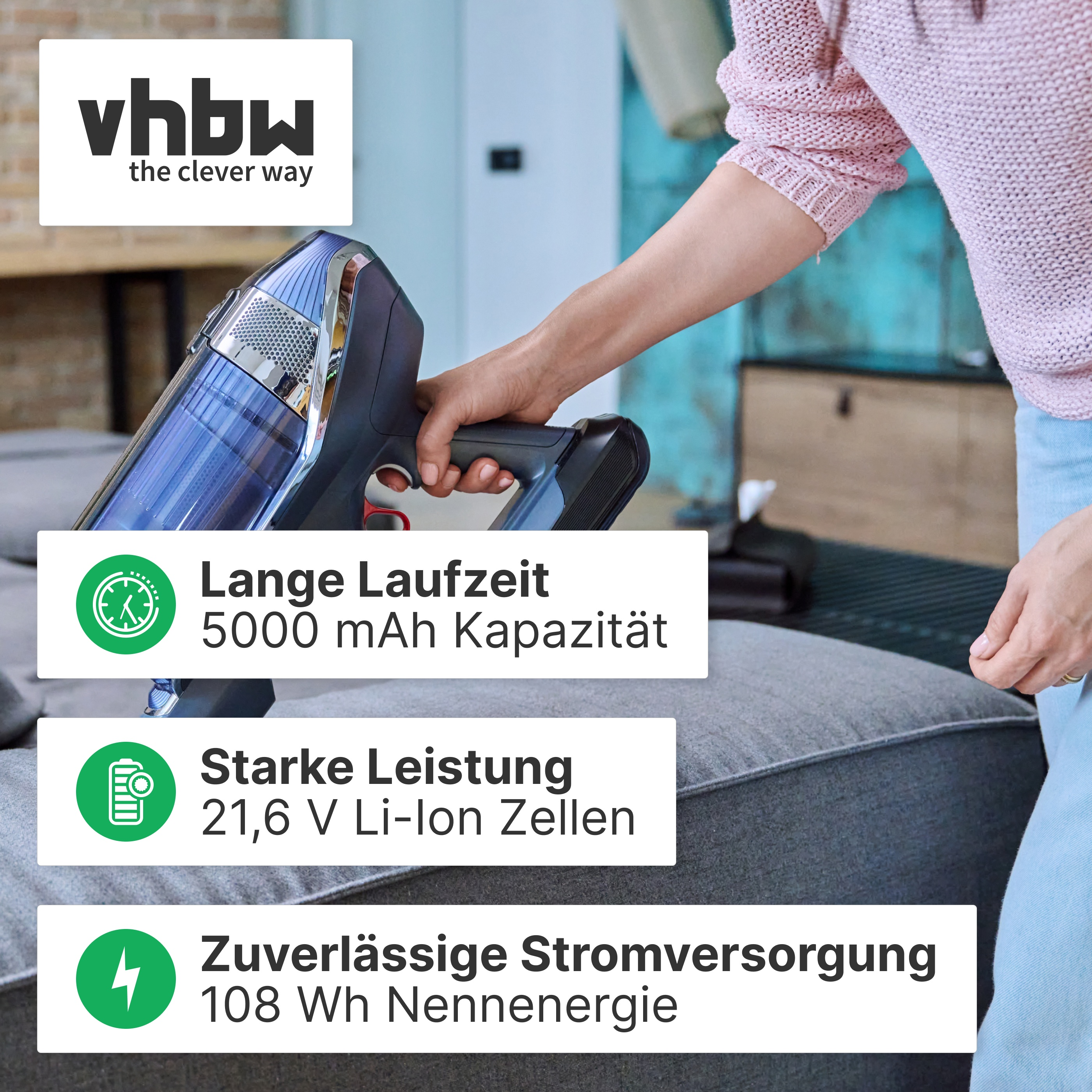Eine Person hält einen Akku-Handstaubsauger über ein graues Sofa, mit eingeblendeten deutschen Texten.