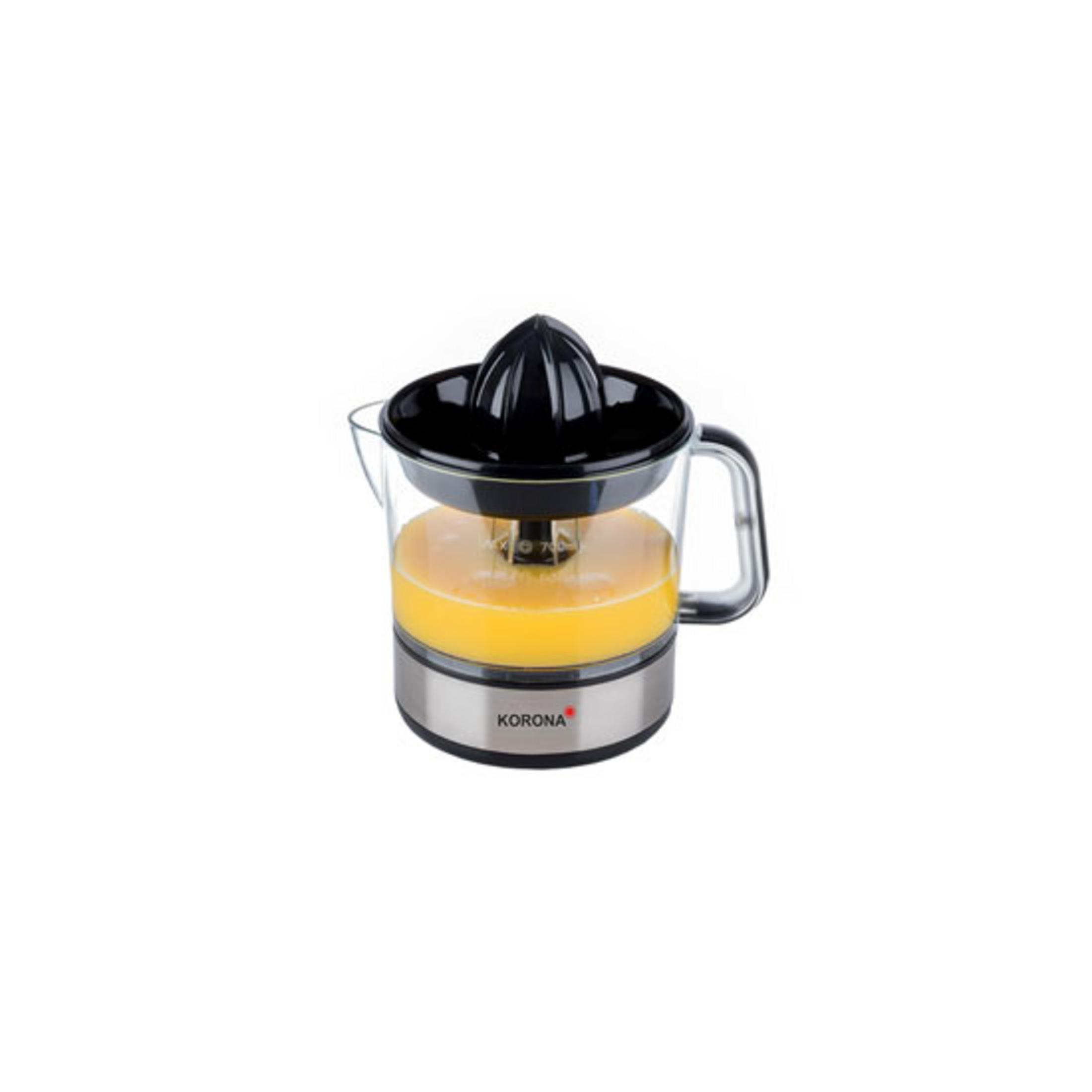 Eine Korona-Zitruspresse mit frischem Orangensaft darin auf weißem Hintergrund.