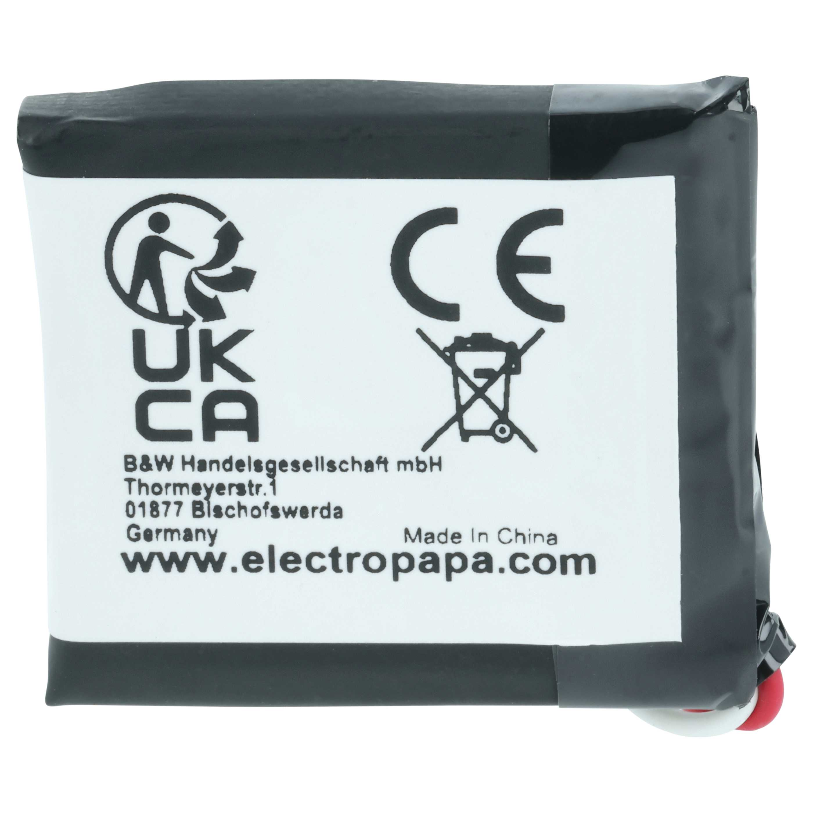 Schwarze Batterie mit weißem Etikett, CE-Zeichen, UKCA-Logo und Adressangaben auf weißem Hintergrund.