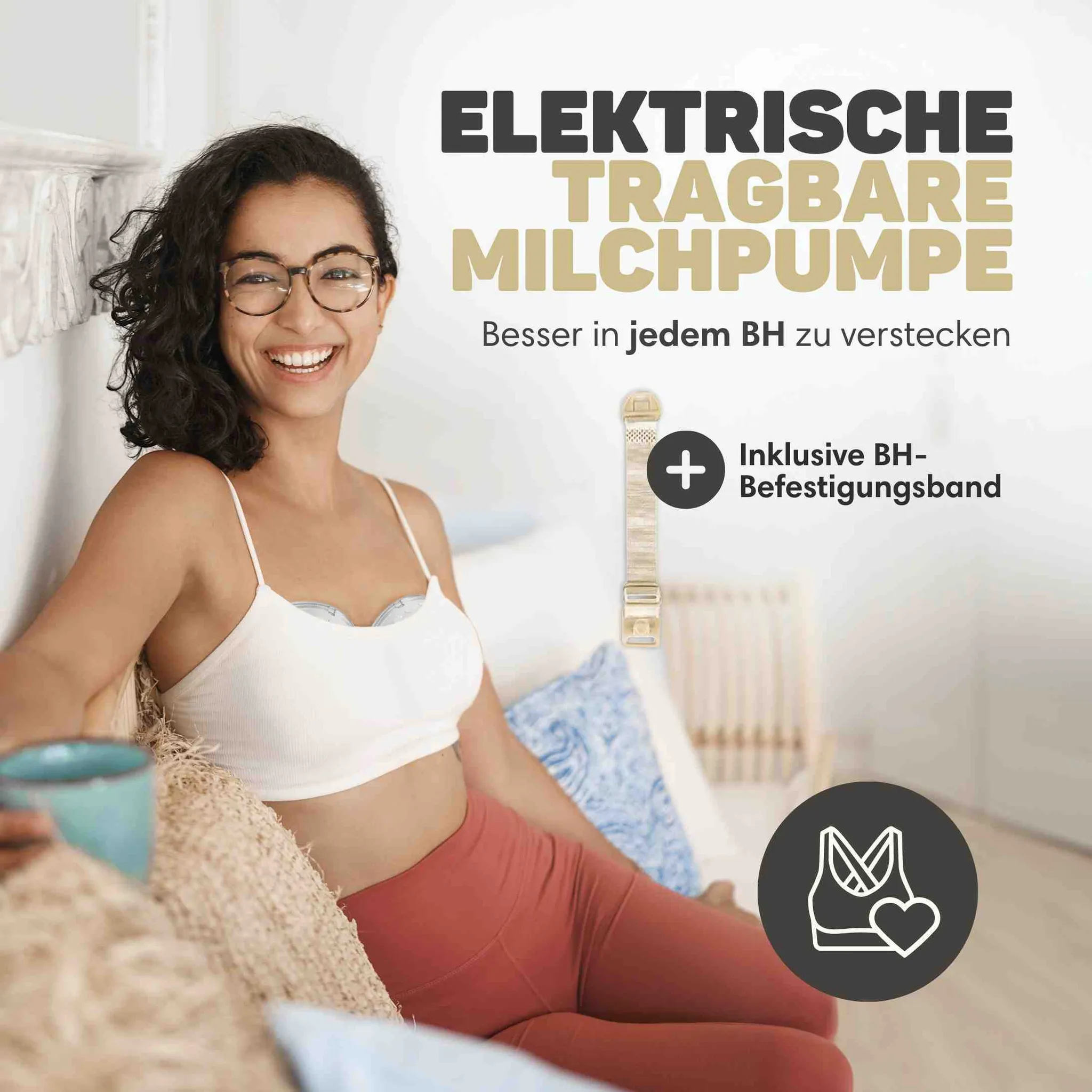 Glückliche Frau mit elektrischer Milchpumpe und BH-Befestigungsband auf dem Sofa.