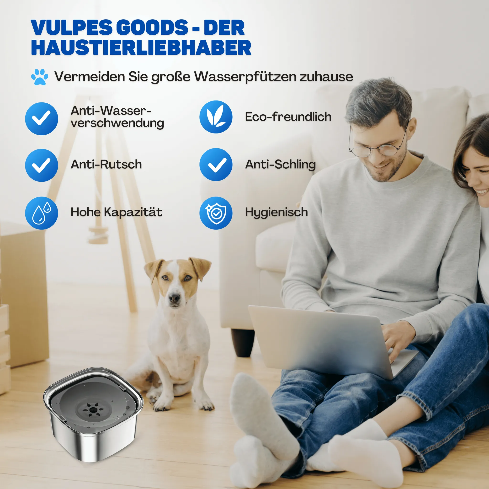Ein Paar sitzt mit einem Laptop am Boden, ein Hund schaut in die Kamera, daneben steht ein Wassernapf mit Symbolen.