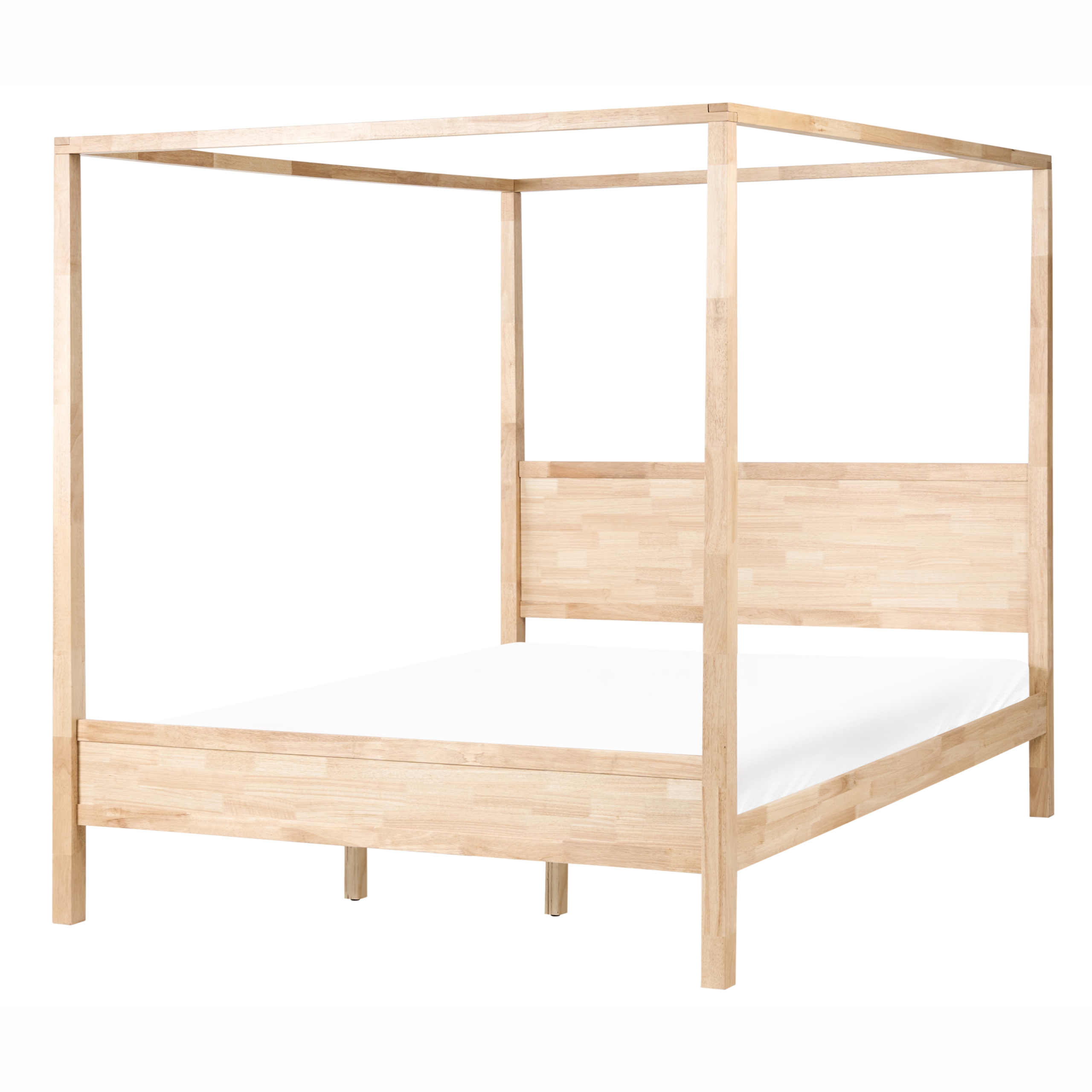Un letto a baldacchino in legno chiaro con materasso bianco su fondo bianco.