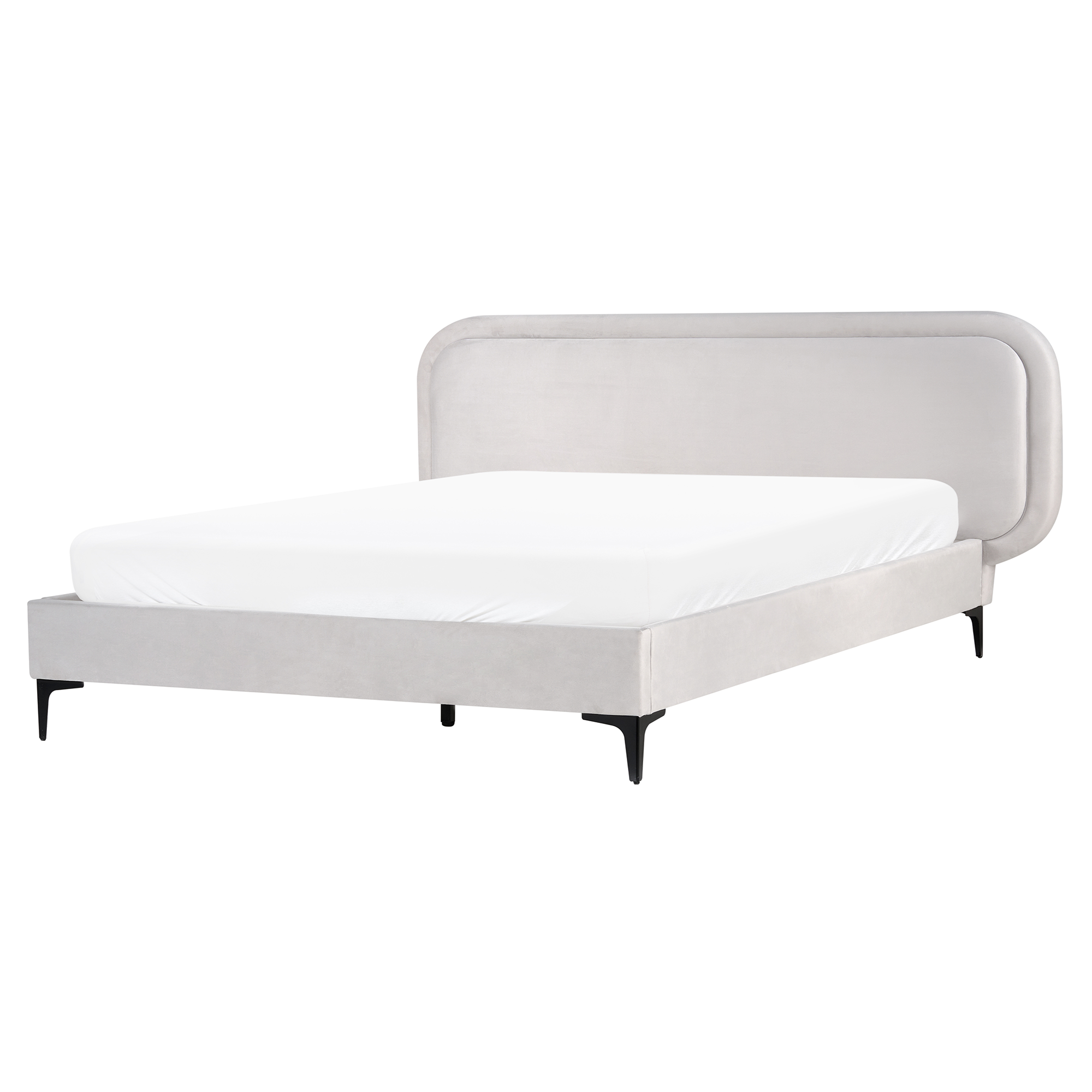 Un letto imbottito grigio chiaro con materasso bianco e gambe nere su sfondo bianco.