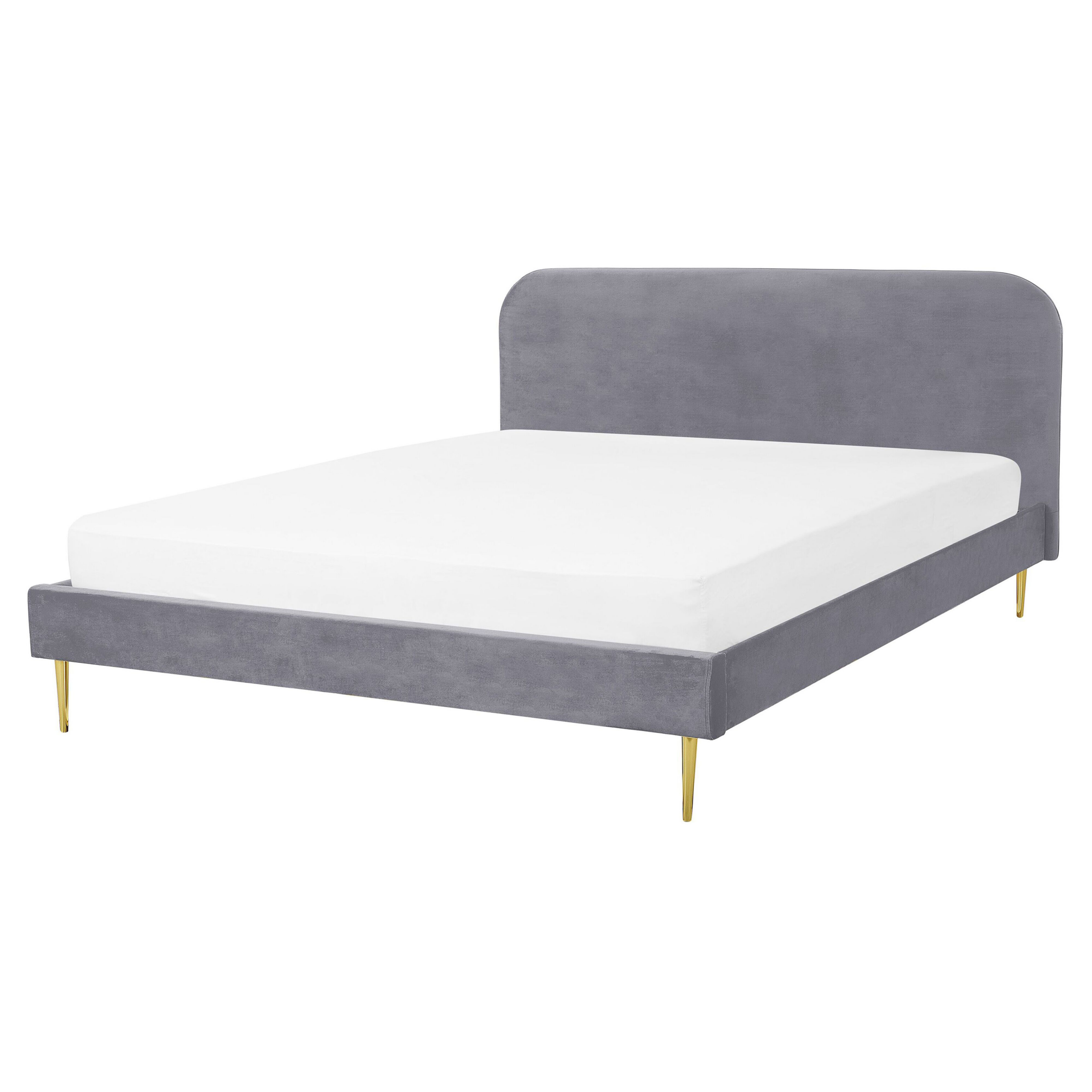 Letto in velluto grigio con materasso bianco e sottili gambe in metallo dorato su fondo bianco.