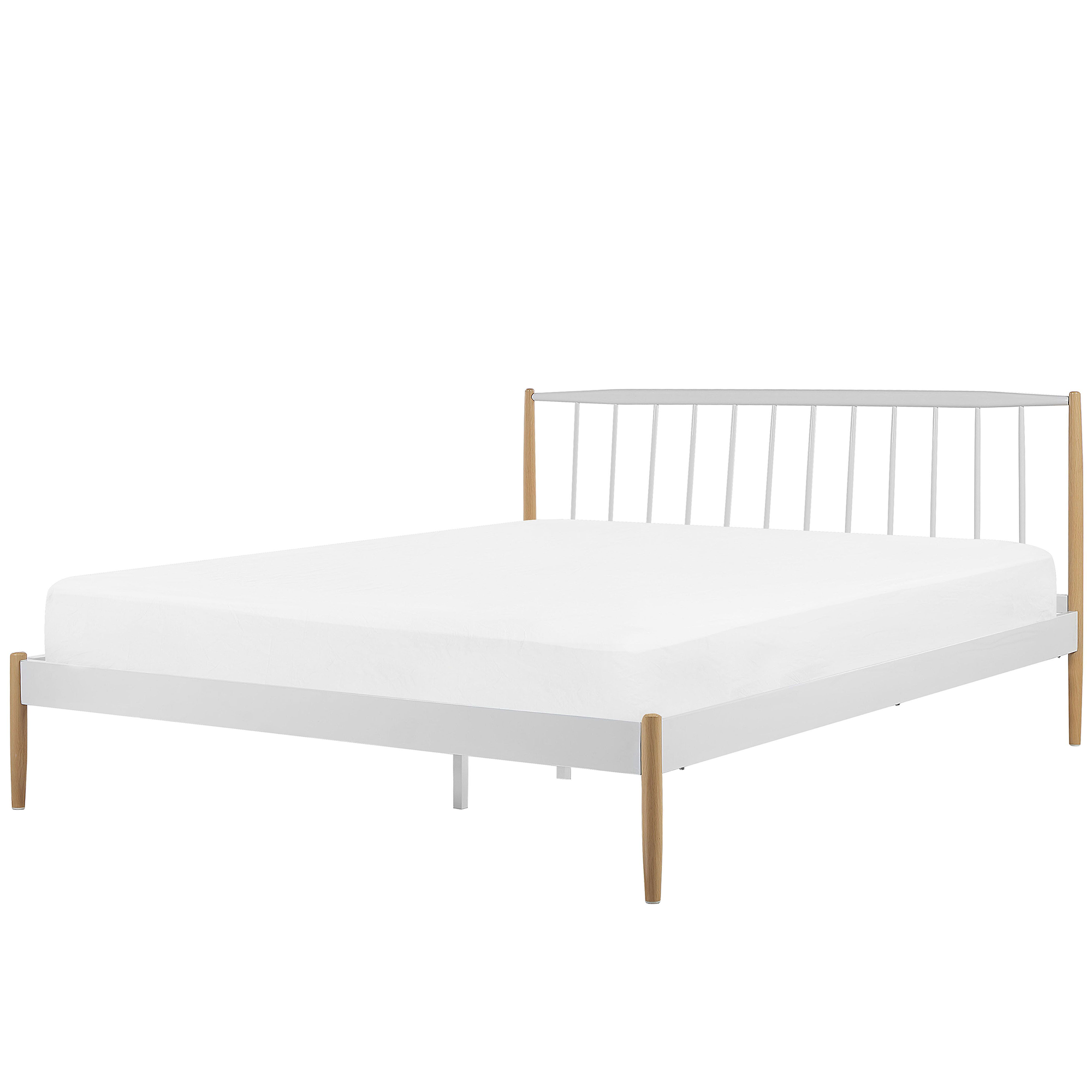 Un letto bianco con gambe in legno e lenzuola bianche.