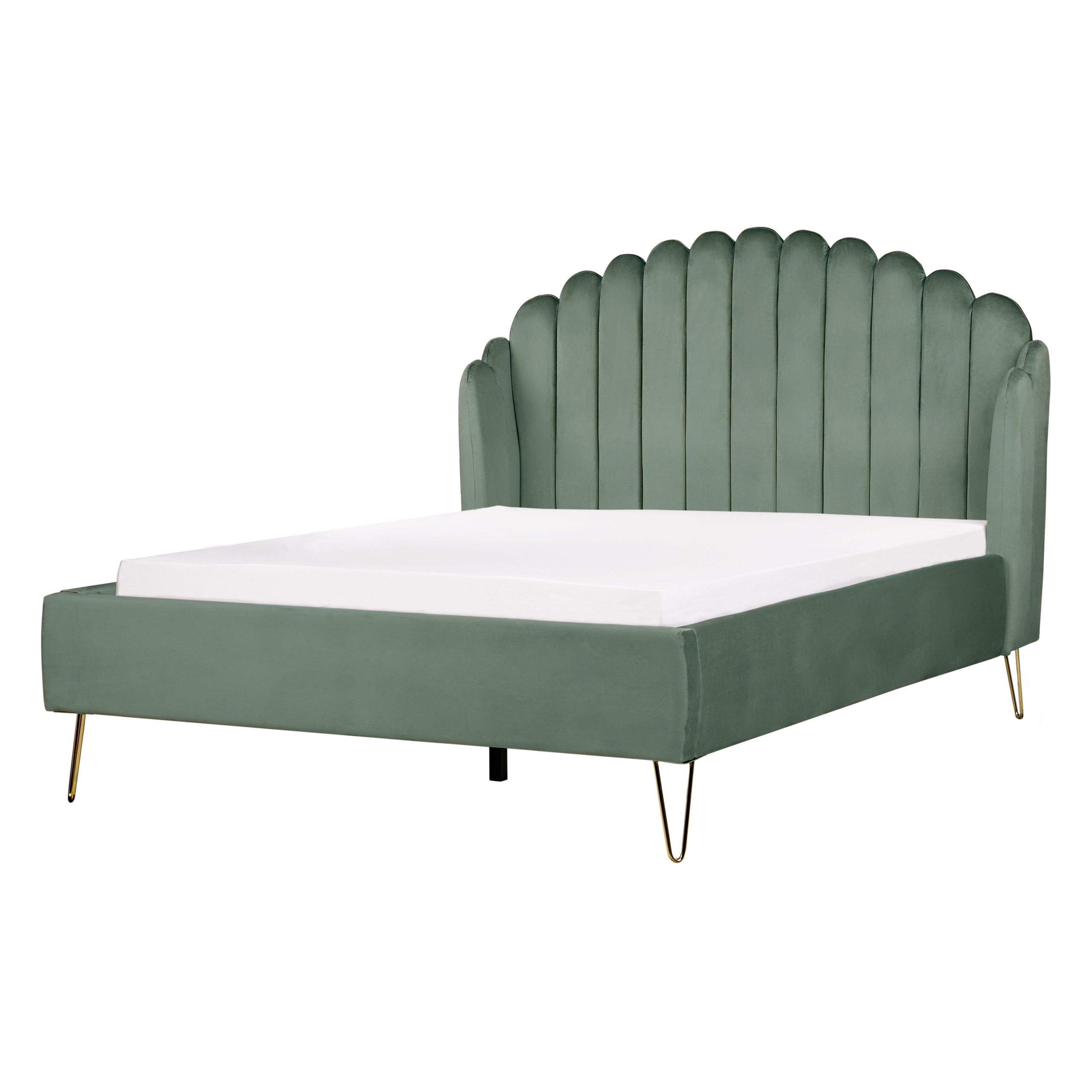 Un letto in velluto verde con testiera alta e gambe in metallo dorato su sfondo bianco.