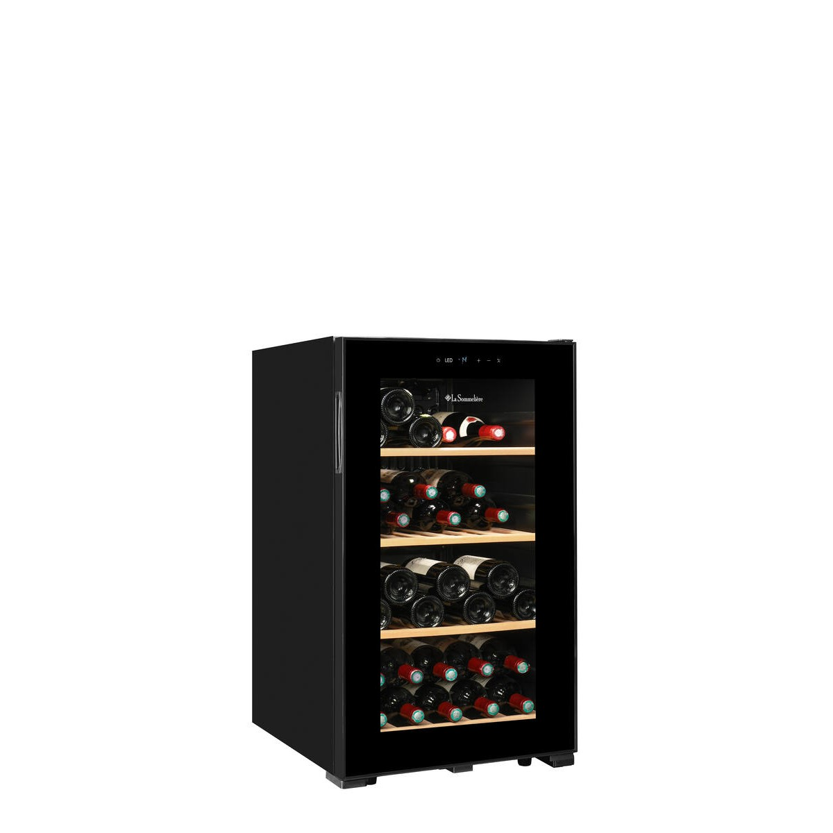 Enfriador de vinos negro con puerta de vidrio y estantes de madera llenos sobre fondo blanco.