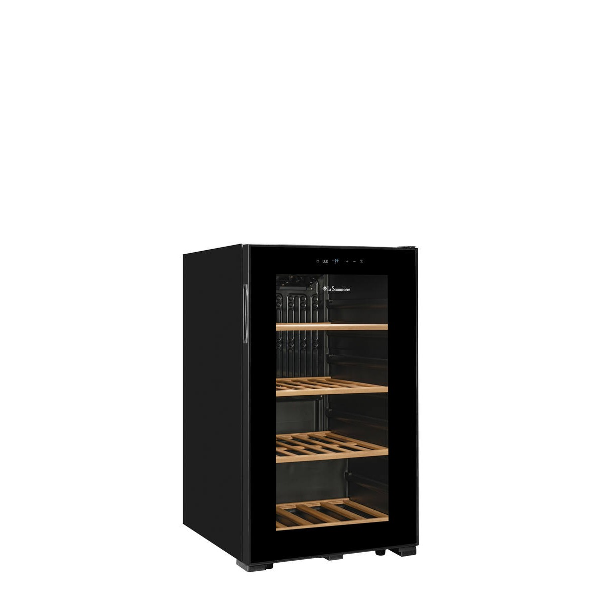 Una vinoteca negra con puerta de cristal y estantes de madera, vista de frente sobre fondo blanco.