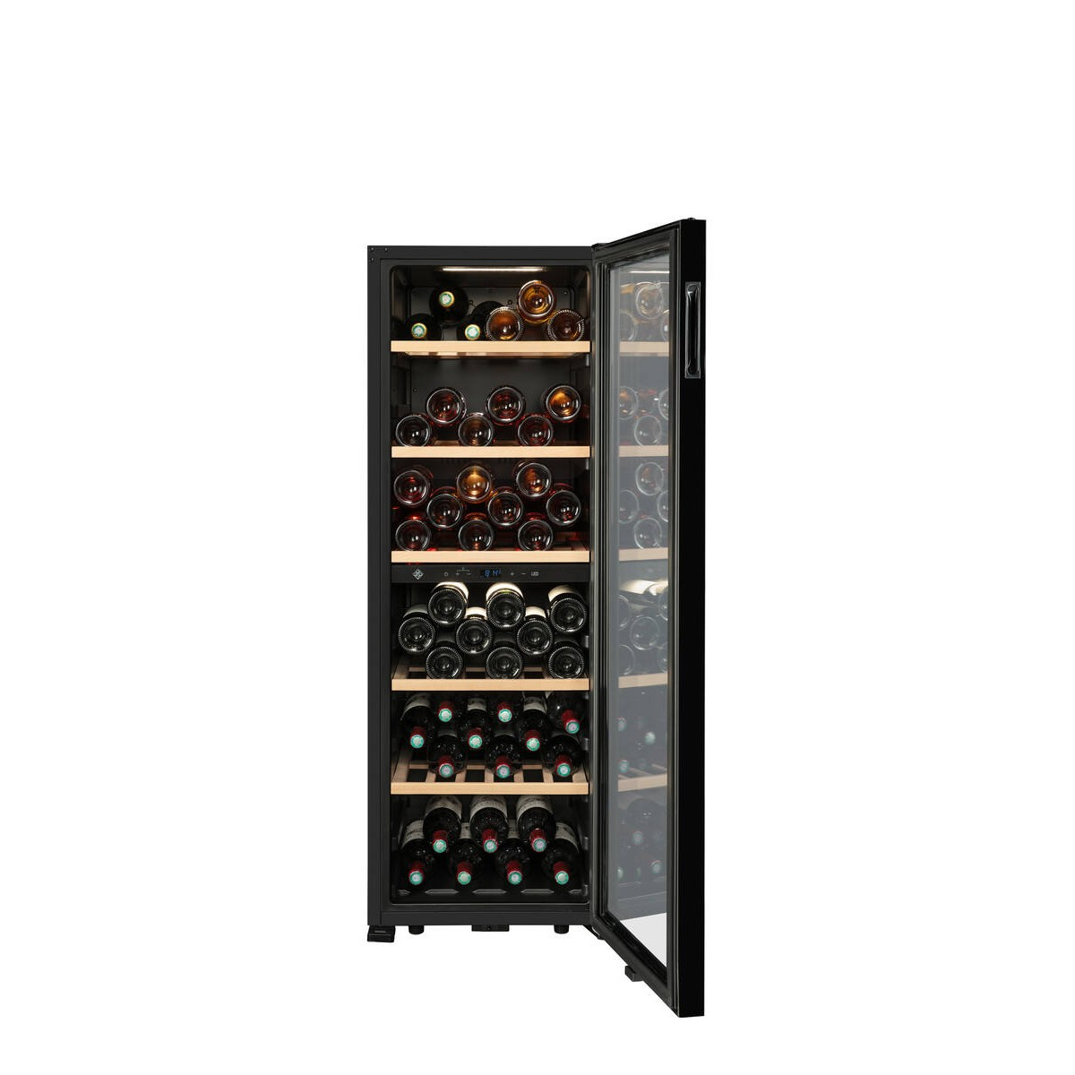 Un enfriador de vino negro con estantes de madera, lleno de numerosas botellas de vino y la puerta de vidrio abierta.