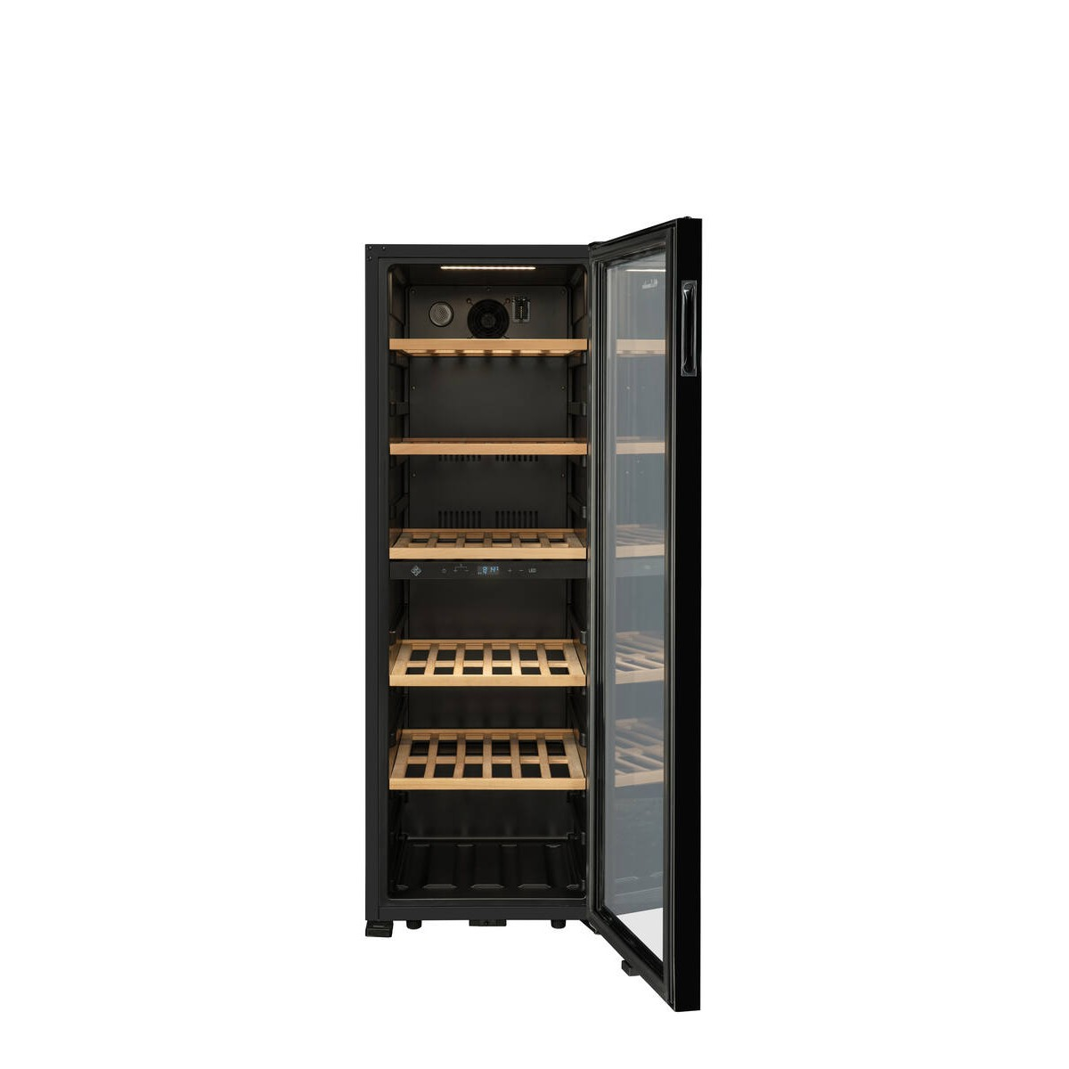 Una vinoteca negra con puerta de cristal abierta muestra estantes de madera en el interior iluminado.