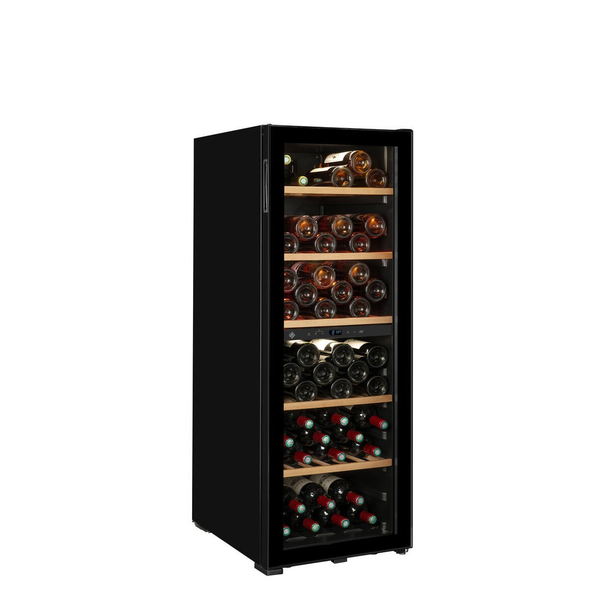 Un enfriador de vinos negro con puerta de vidrio y estantes de madera está lleno de botellas.