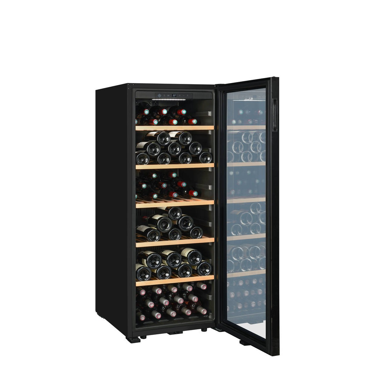 Una vinoteca negra independiente con estantes de madera y botellas, puerta abierta sobre fondo blanco.