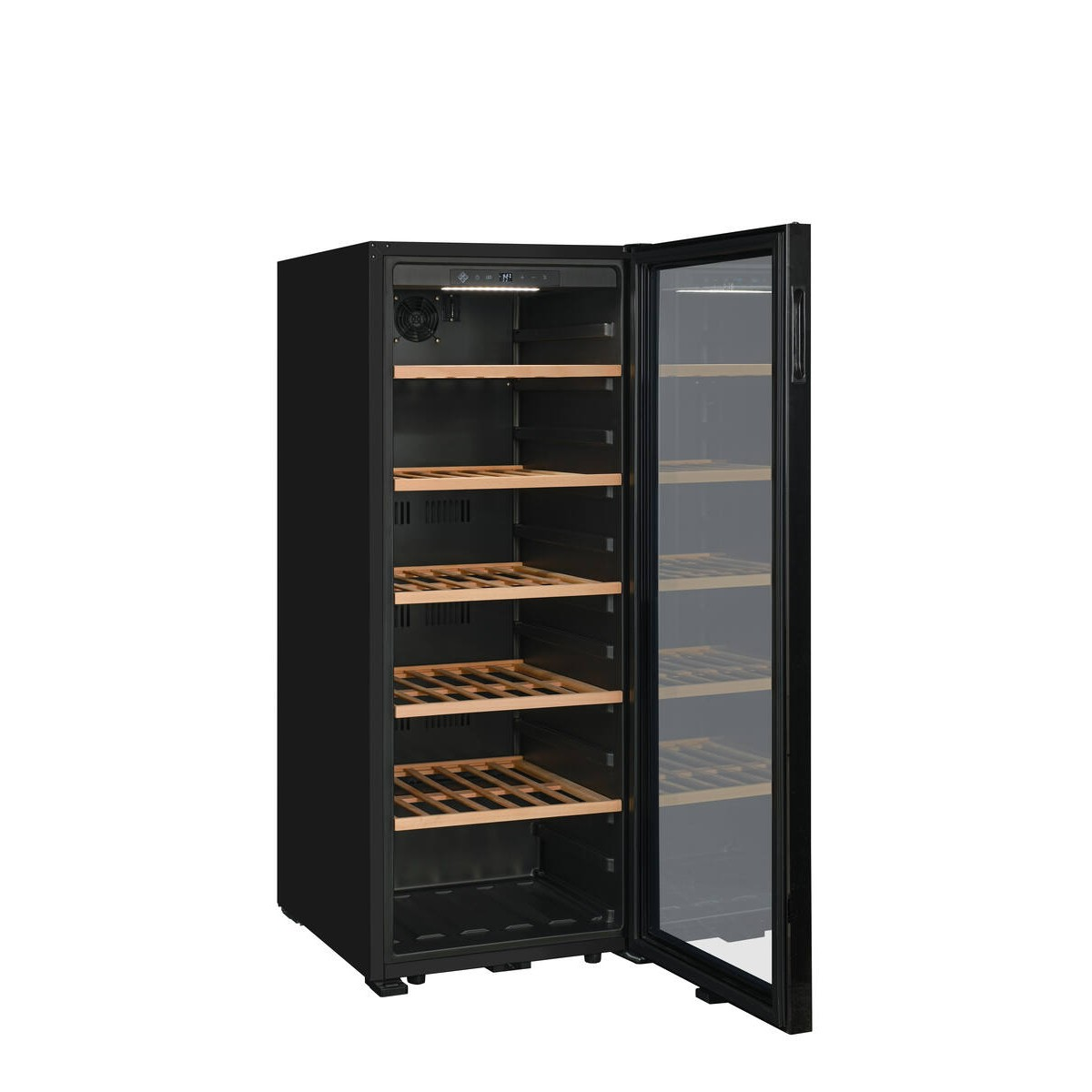 Una vinoteca negra con estantes de madera y puerta de cristal abierta sobre fondo blanco.