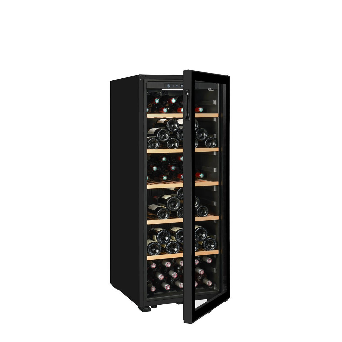 Un enfriador de vino negro con puerta de cristal muestra estantes de madera llenos de botellas sobre fondo blanco.