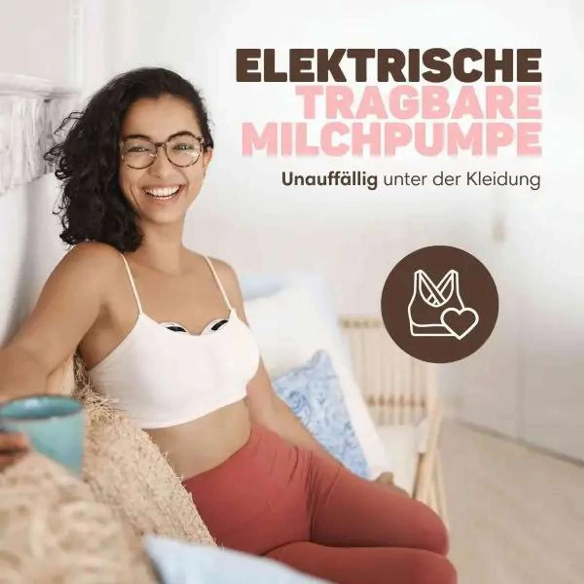 Eine lächelnde Frau mit Brille im weißen Top sitzt mit Tasse auf dem Bett vor German Text.