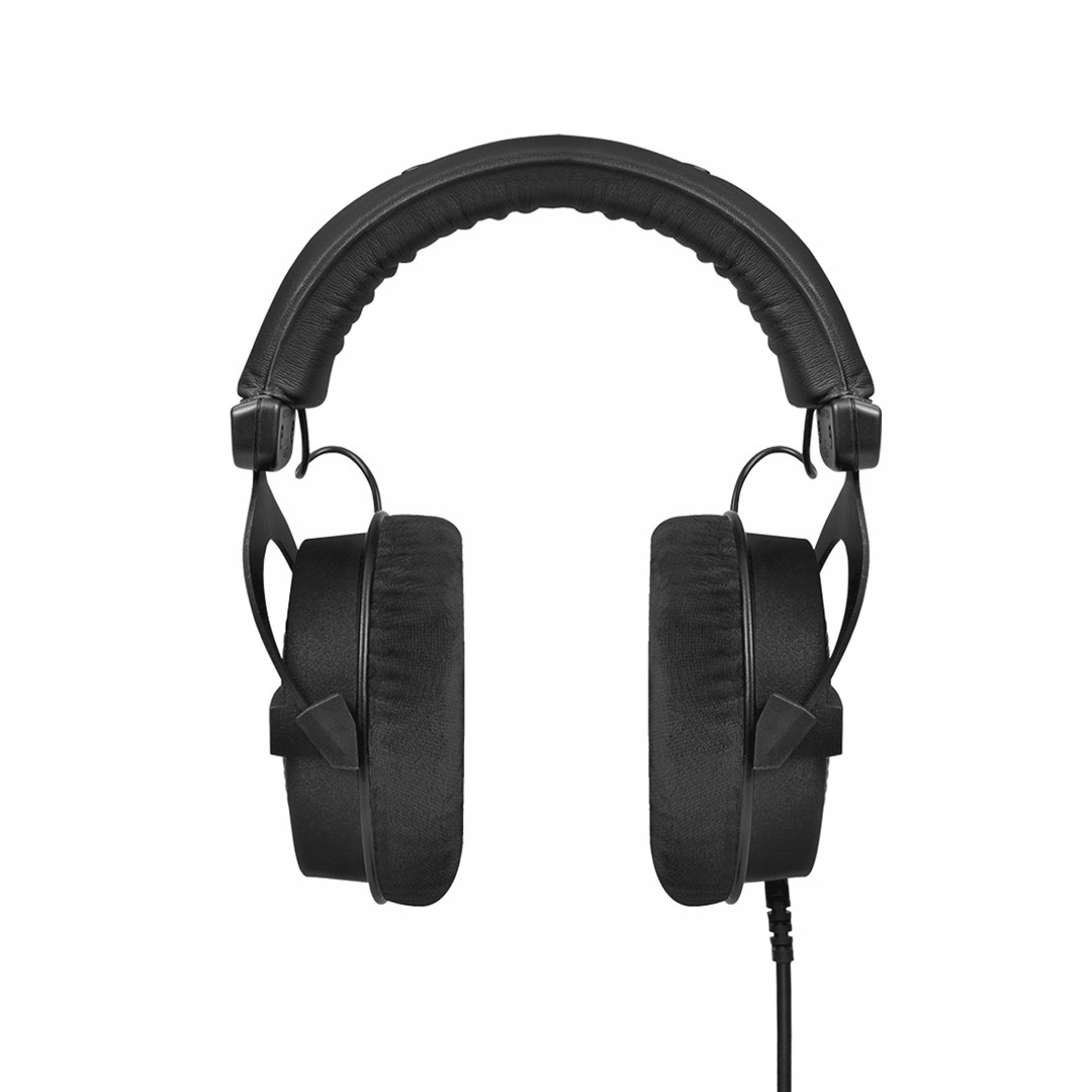 Ein Paar schwarze Over-Ear-Studiokopfhörer mit gepolstertem Bügel und Velours-Ohrpolstern vor weißem Hintergrund.