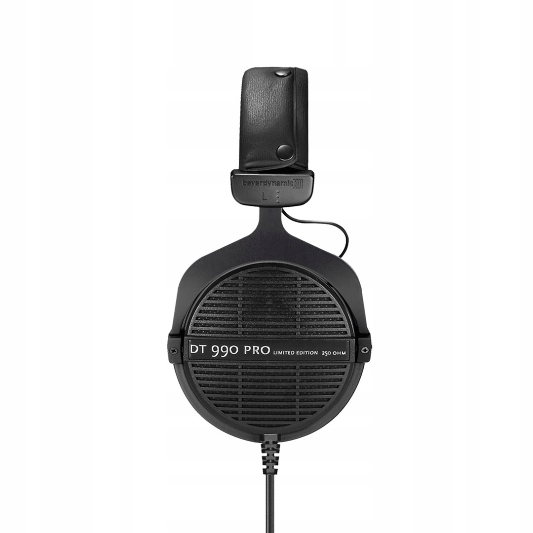 Schwarze Beyerdynamic DT 990 Pro Studio-Kopfhörer mit offenem Rücken und Kabel auf weißem Hintergrund.